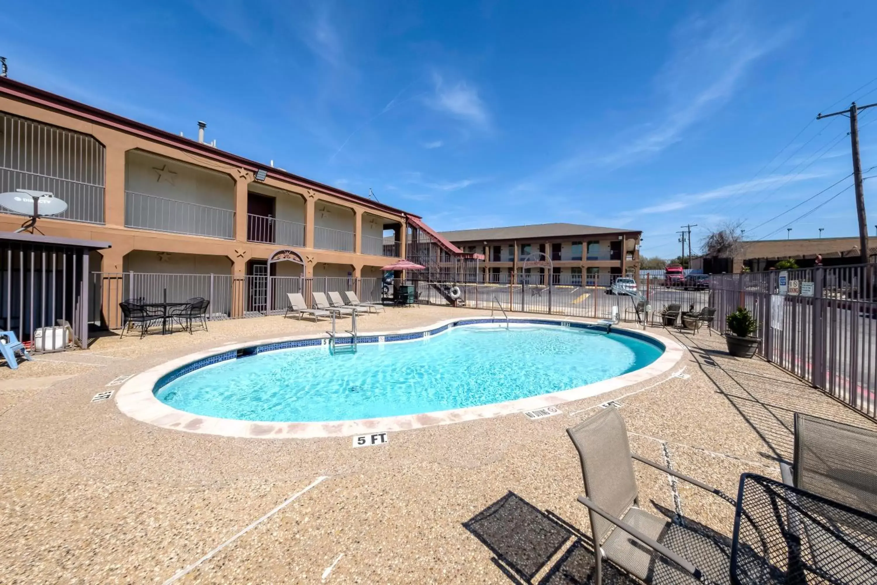 Swimming pool, Property Building in Red Roof Inn Arlington - Entertainment District