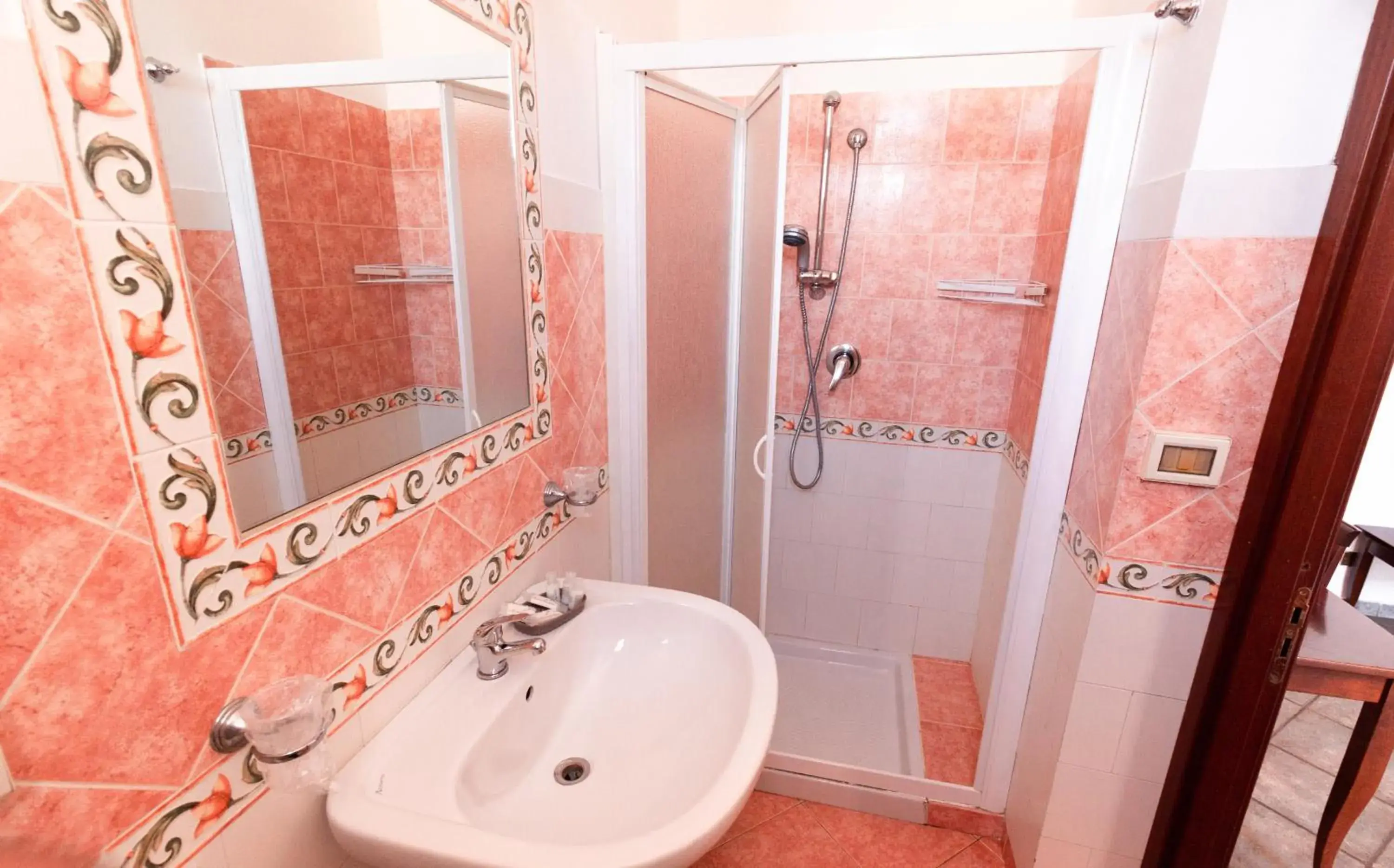 Shower, Bathroom in Hotel Concordia