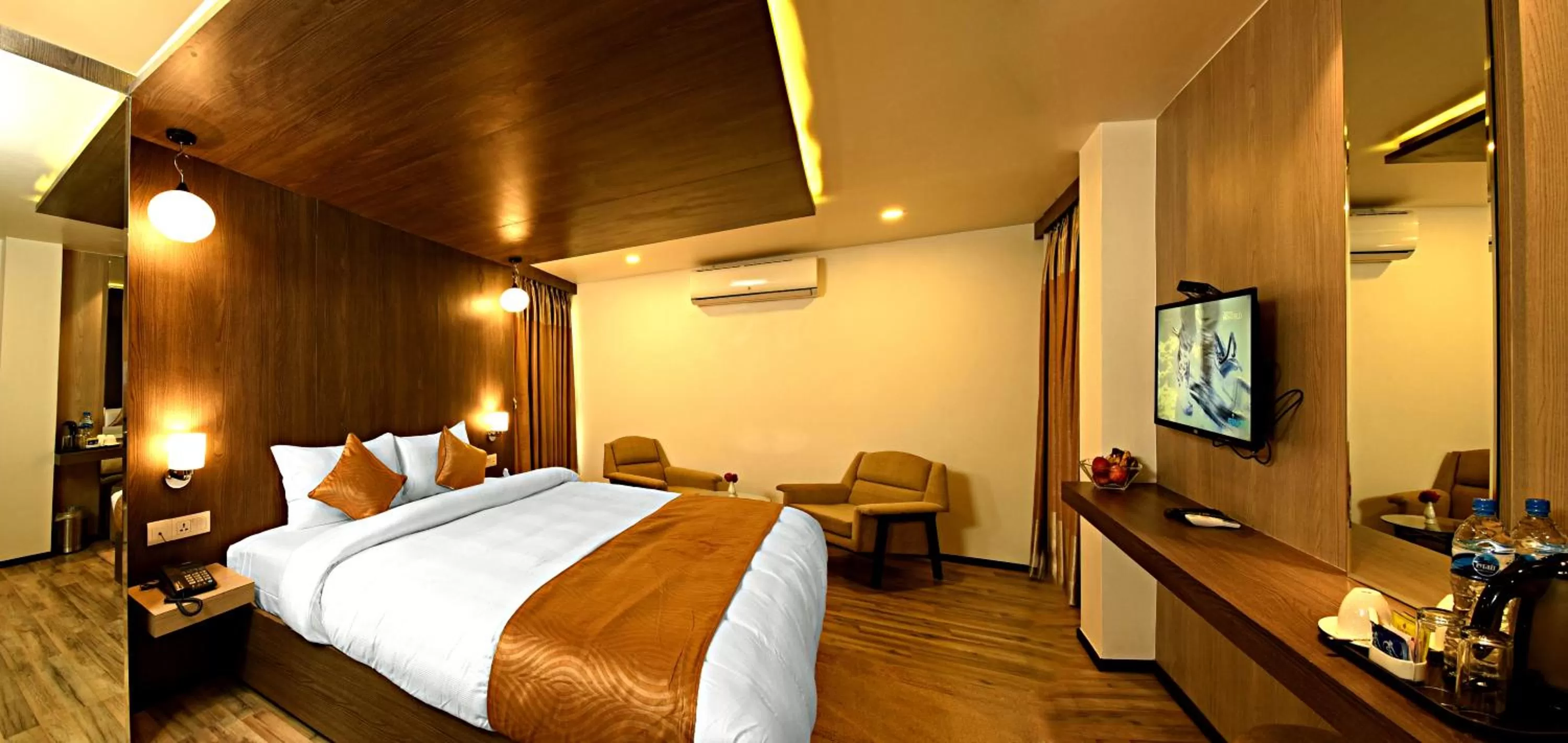 Bedroom, Bed in The Milestone Hotel