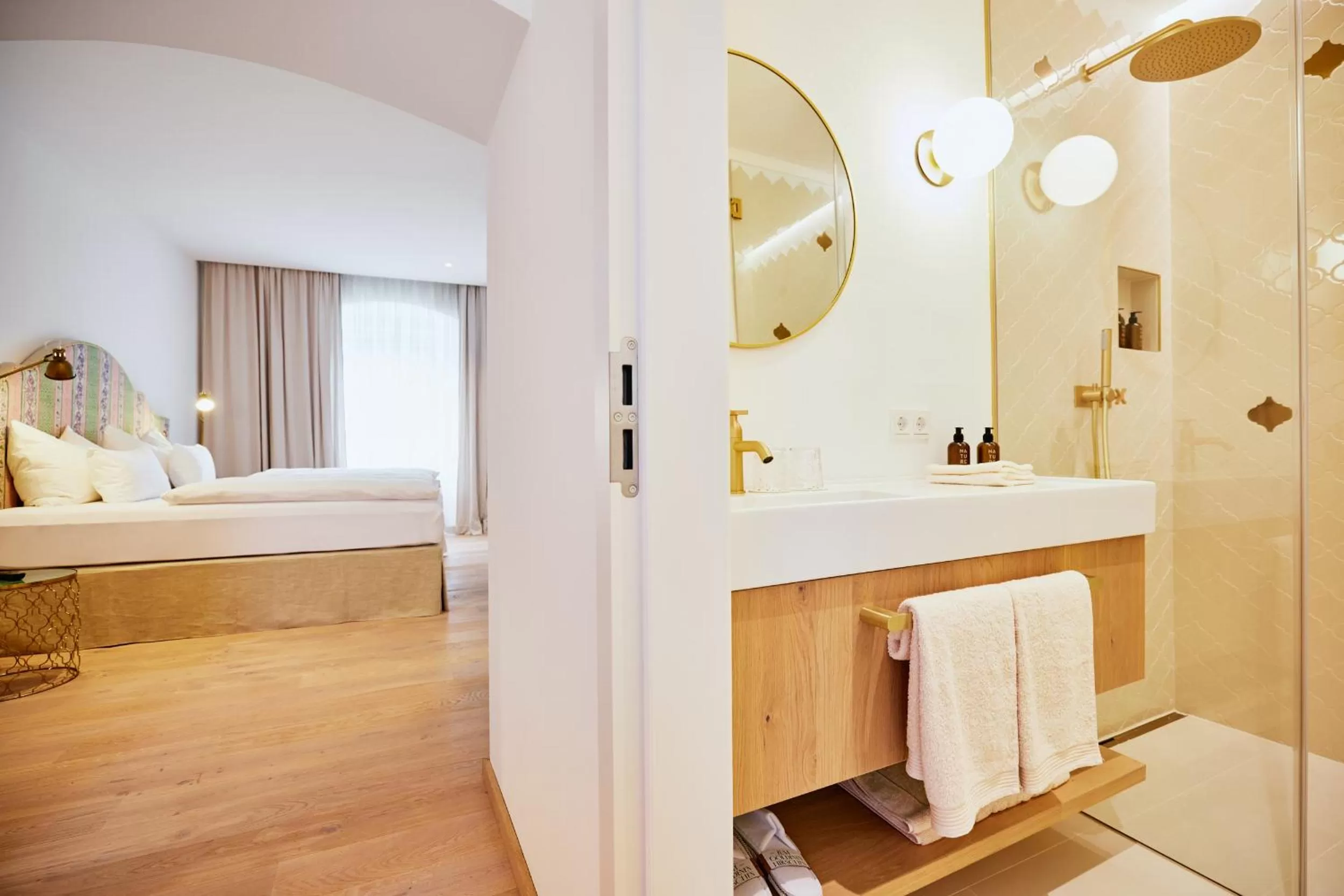 Bathroom, Bed in Boutiquehotel Zum Goldenen Hirschen