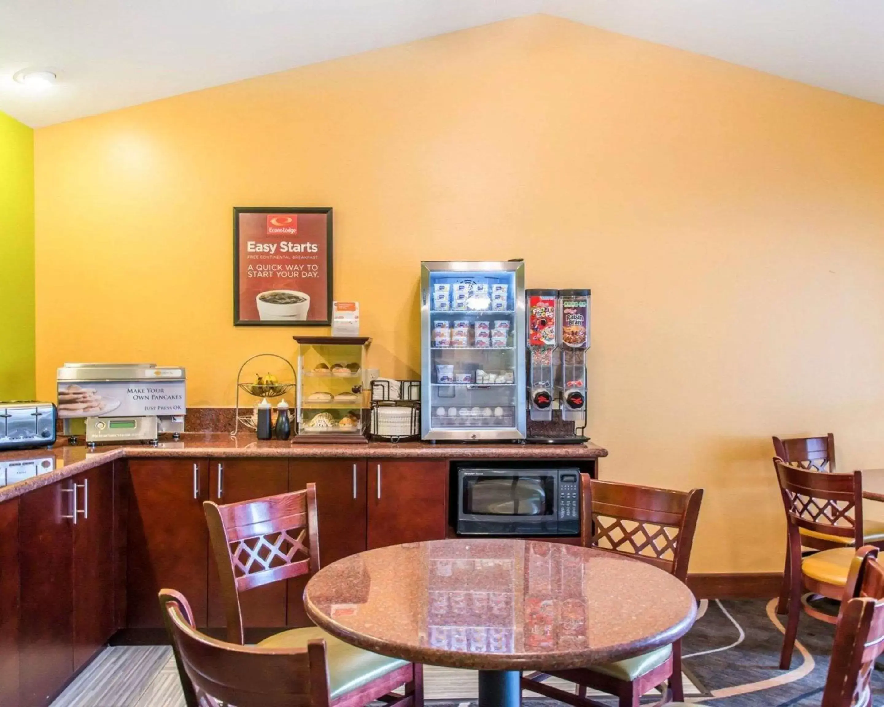 Restaurant/Places to Eat in Econo Lodge Inn & Suites Eau Claire