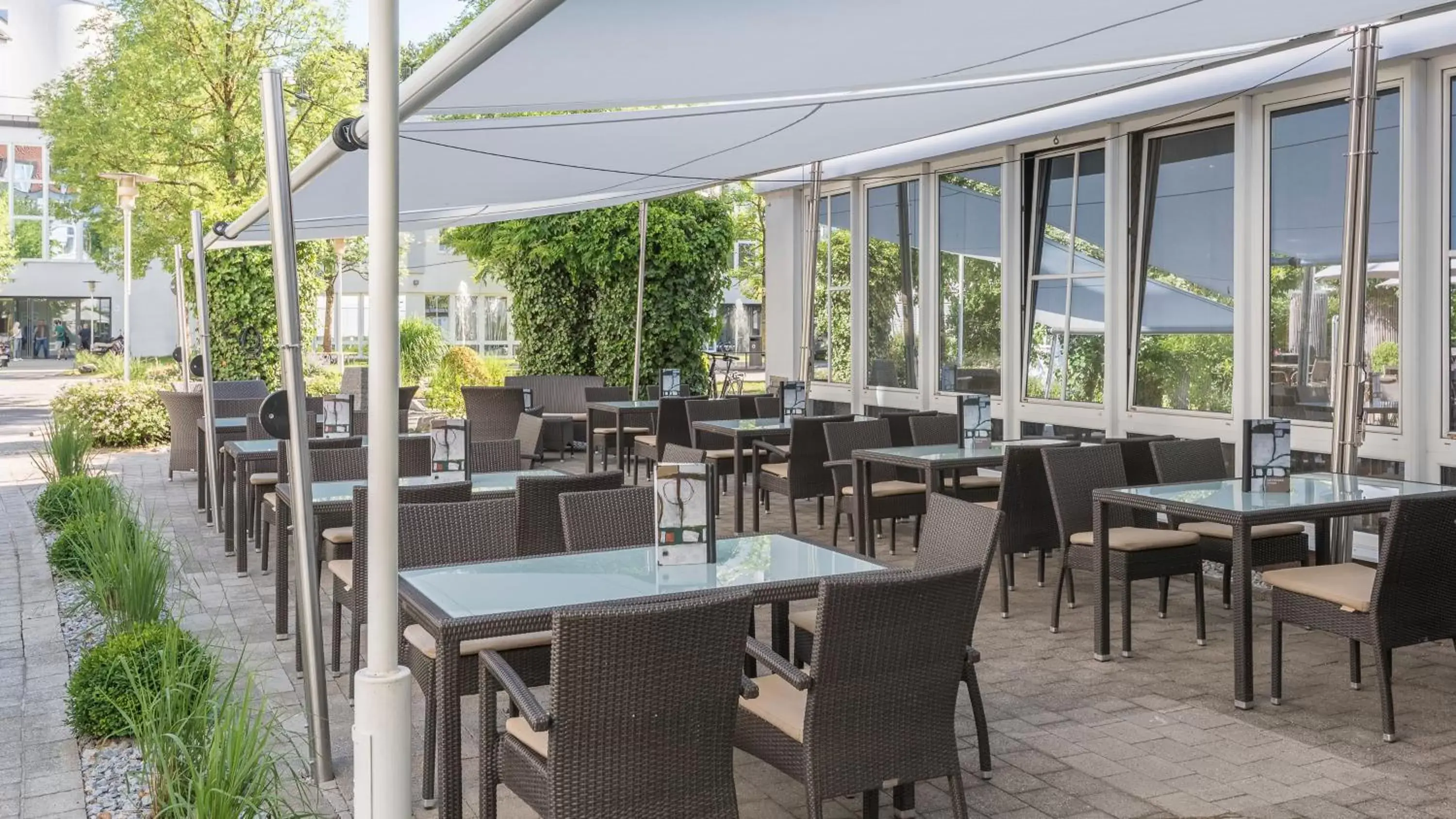 Lounge or bar, Restaurant/Places to Eat in Holiday Inn Munich Unterhaching, an IHG Hotel