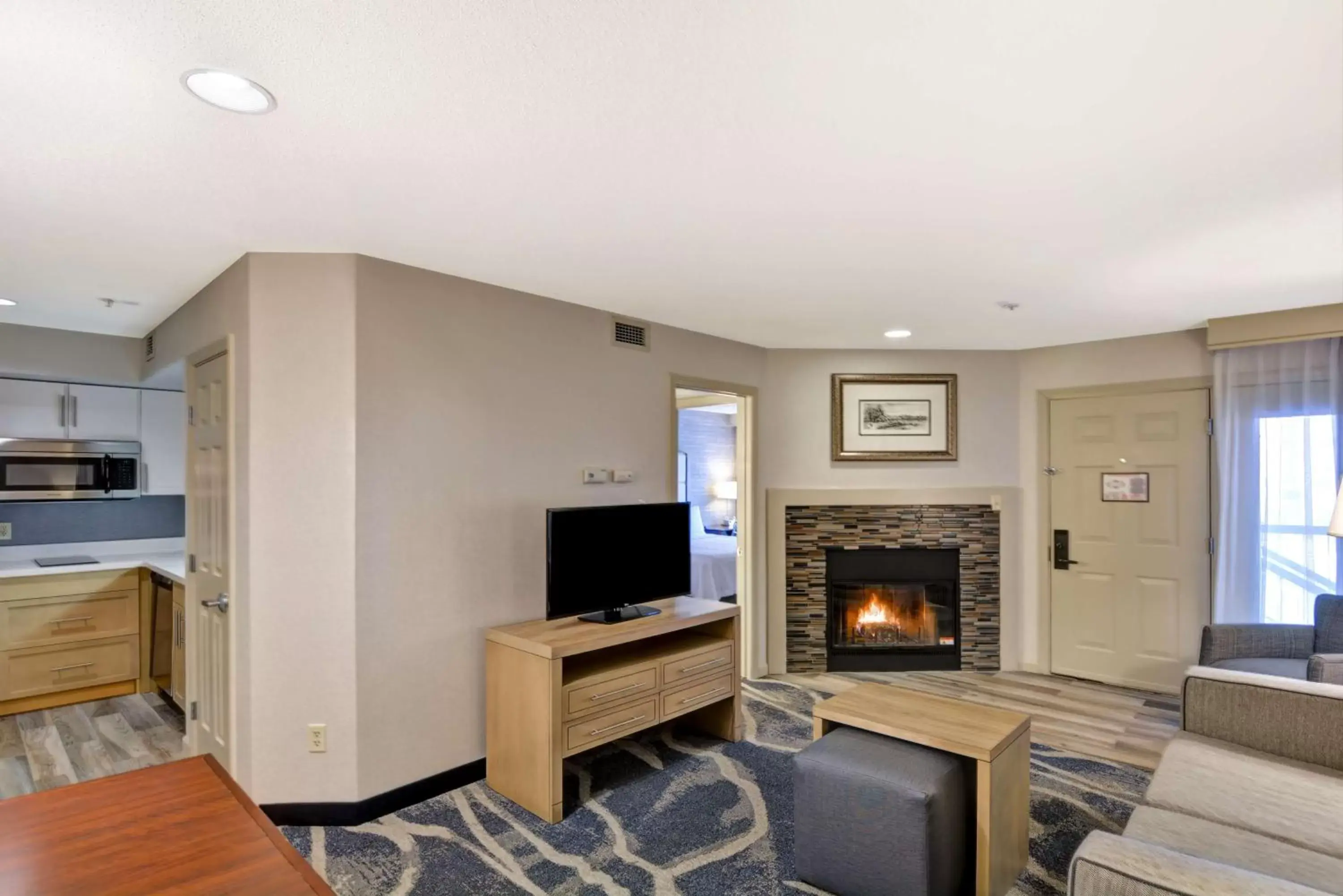Bedroom, TV/Entertainment Center in Homewood Suites Hartford/Windsor Locks