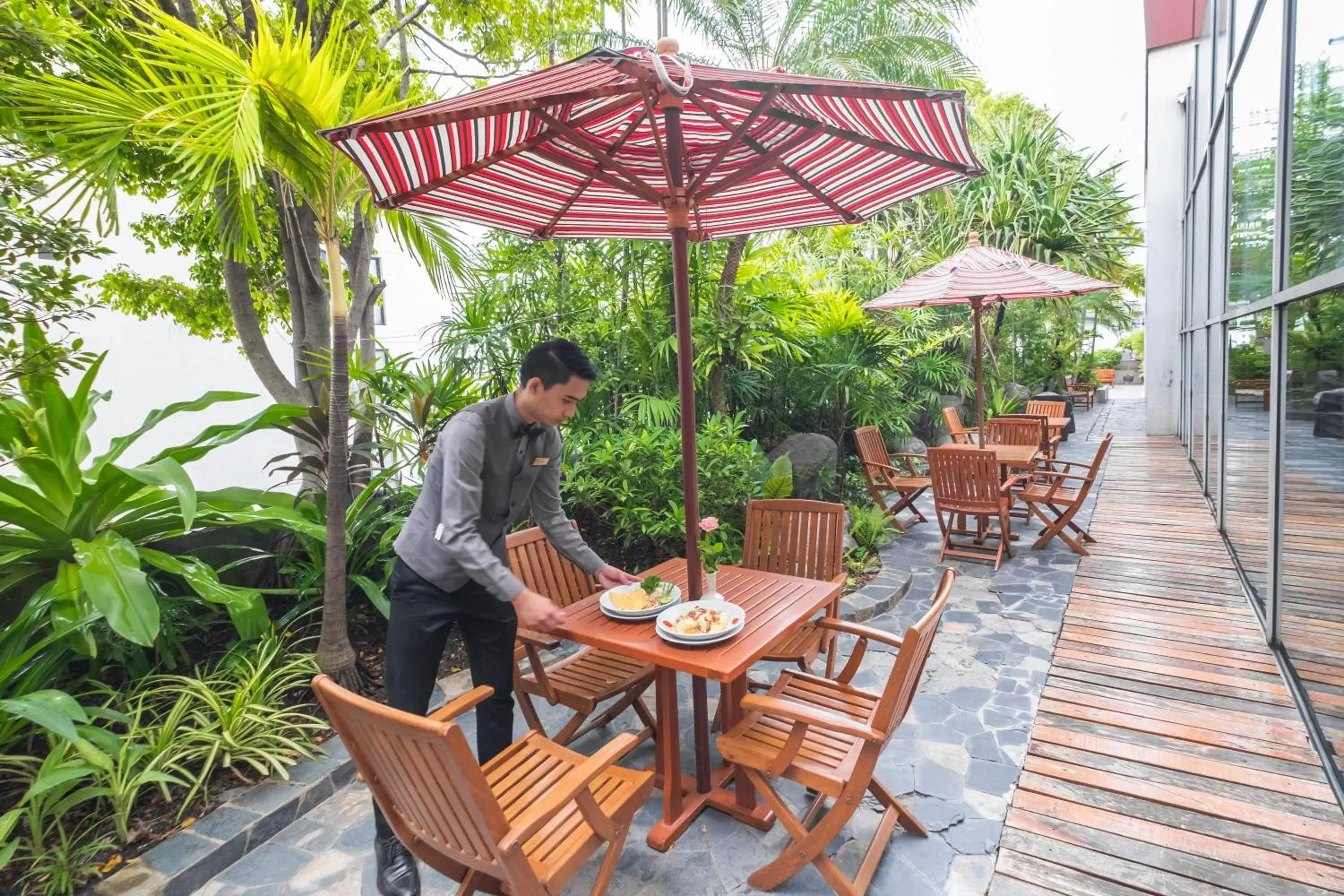 Restaurant/Places to Eat in Zenith Sukhumvit Hotel - SHA Extra Plus