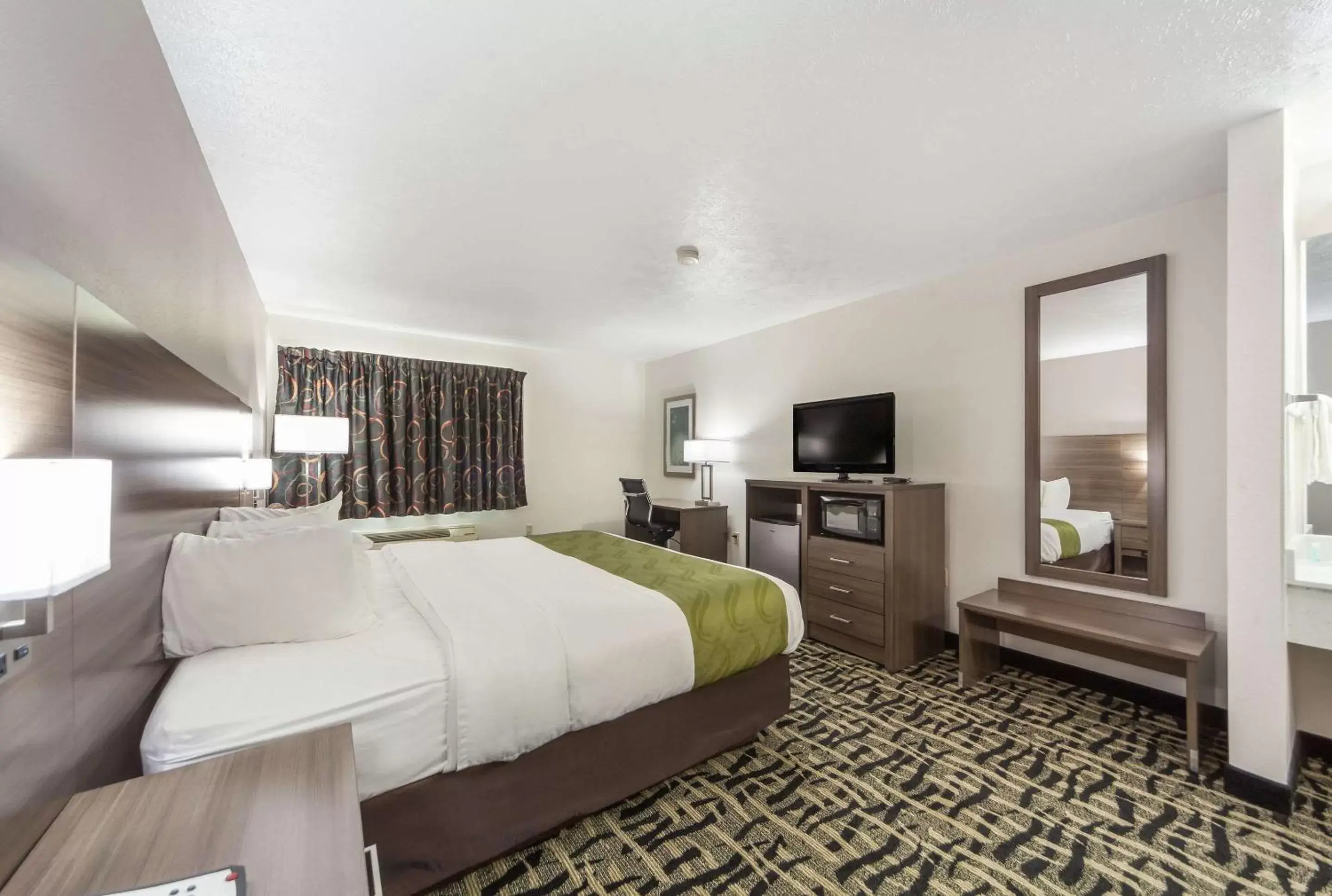 Photo of the whole room, Bed in Quality Inn & Suites West Omaha - NE Linclon