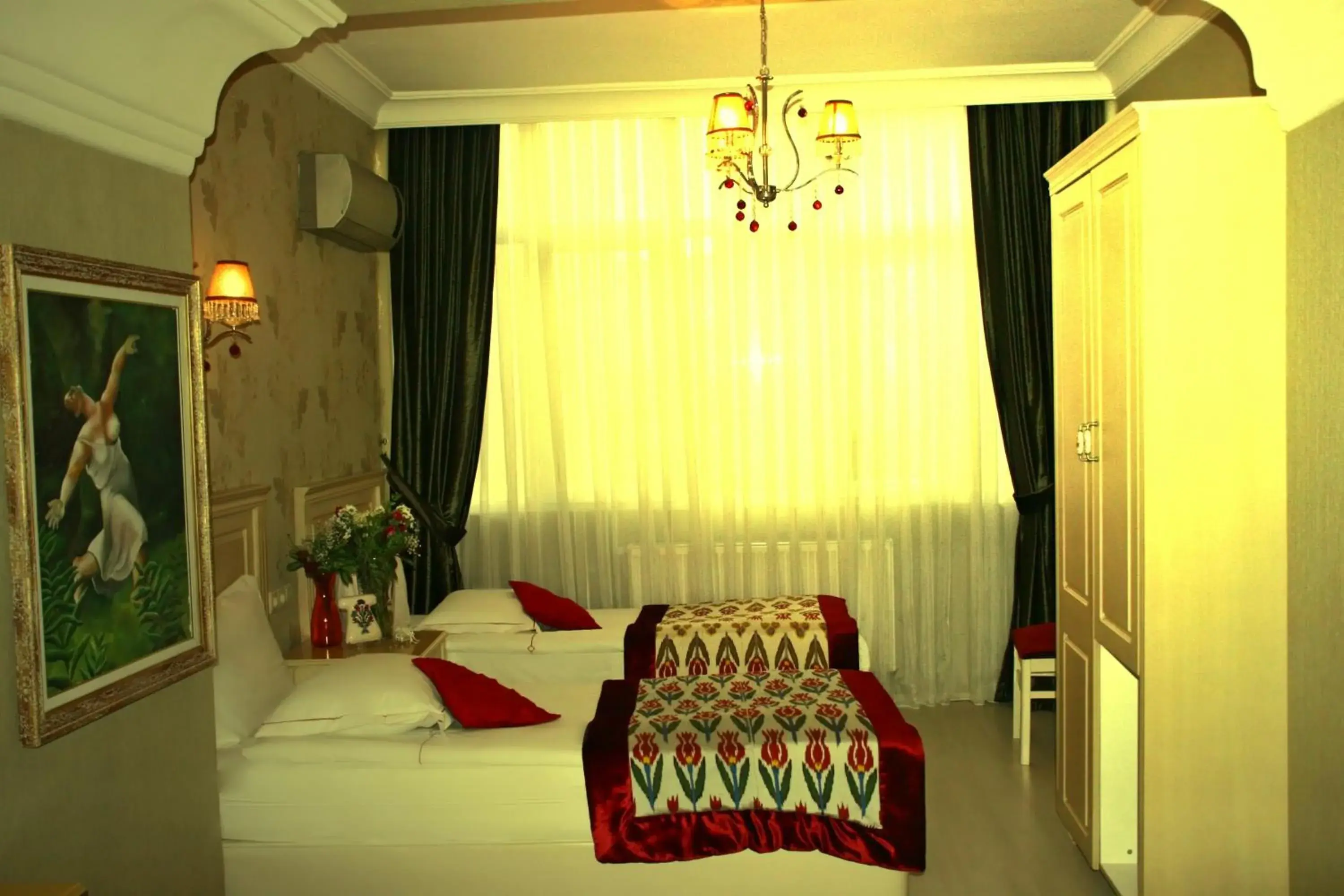 Staff, Bed in Diva'S Hotel