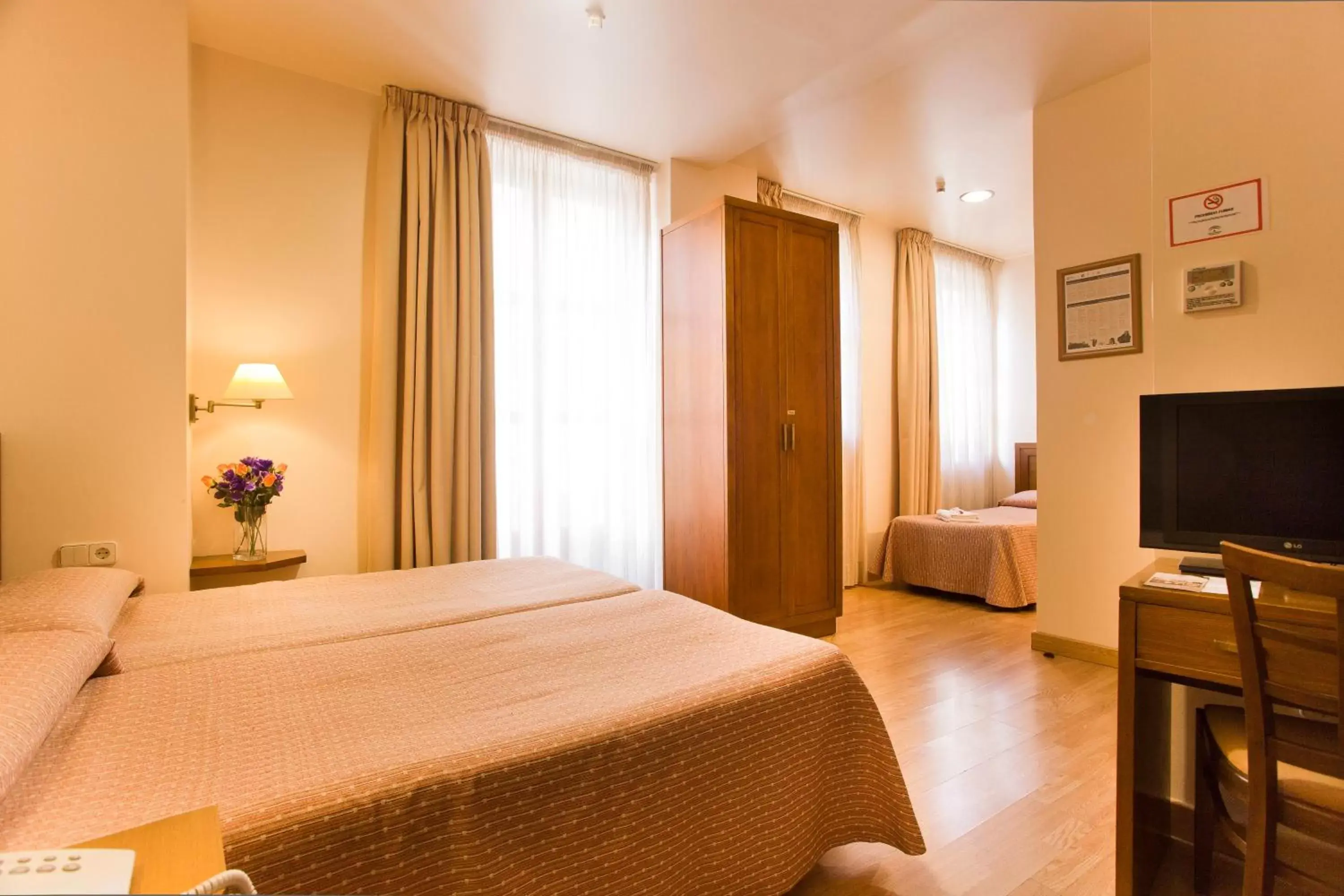 Twin Room with Extra Bed in Hotel Granada Centro