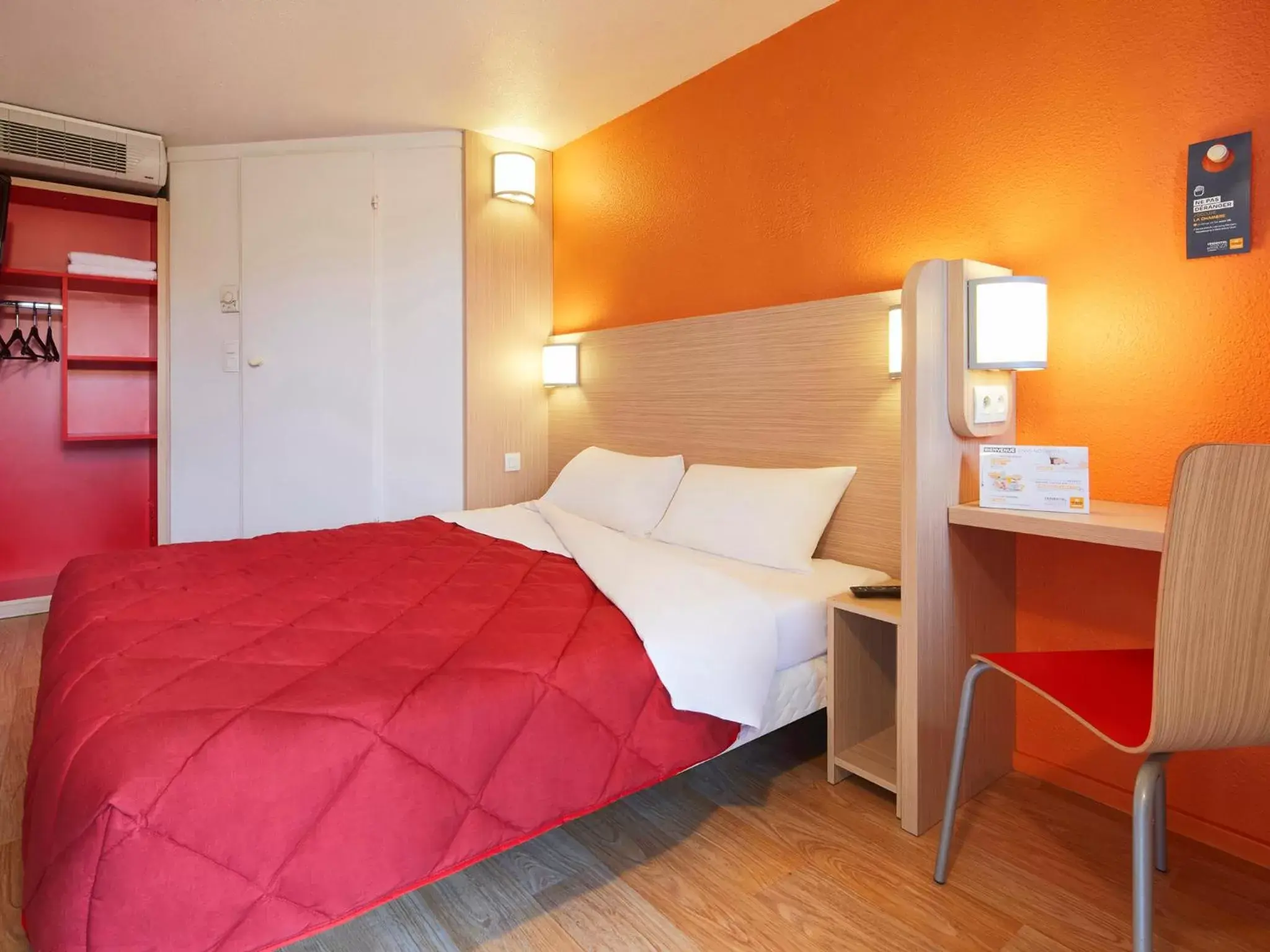 Bedroom, Bed in Premiere Classe Dijon Sud - Marsannay