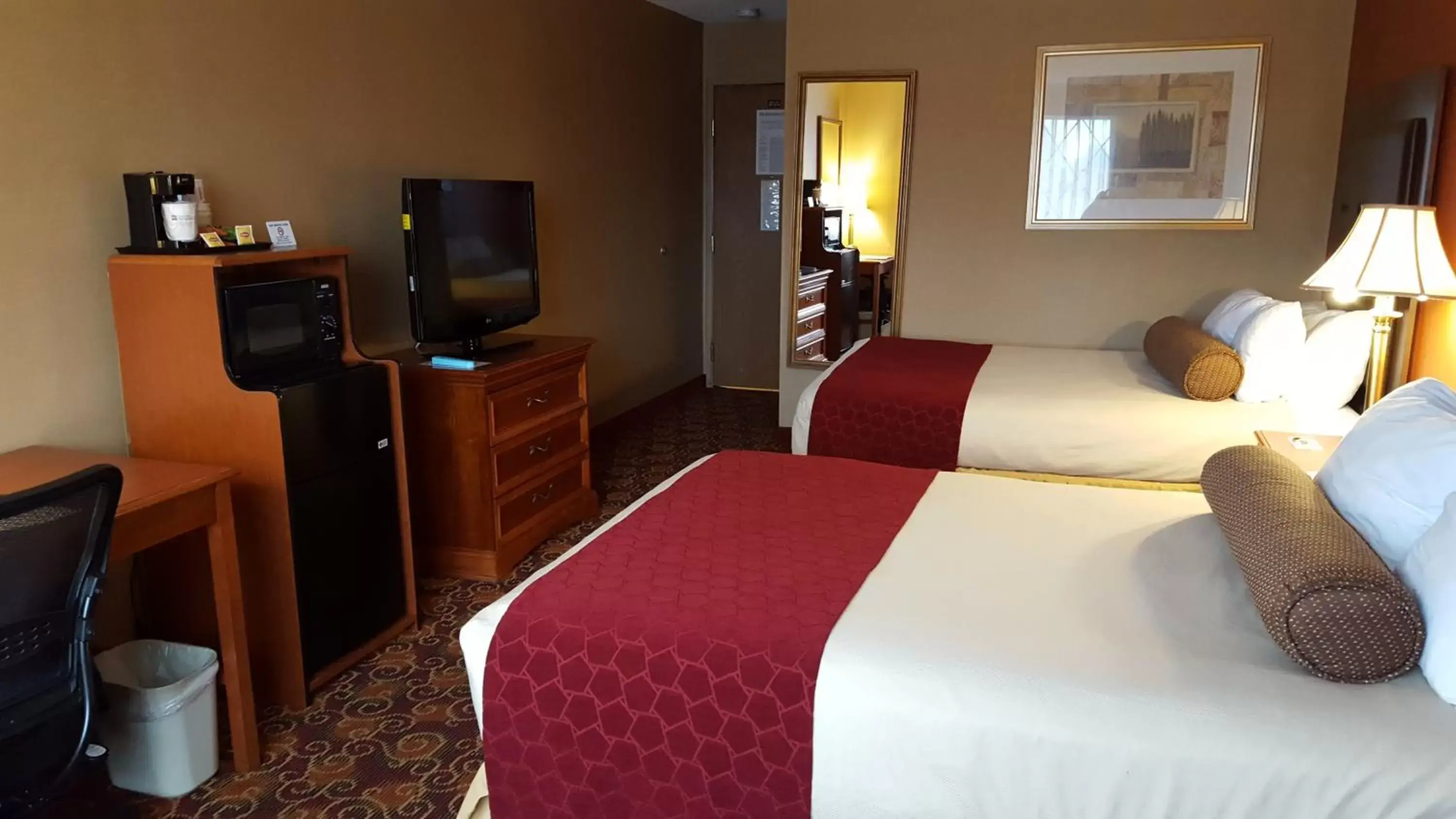 Bed in Best Western Plus The Inn at Sharon/Foxboro