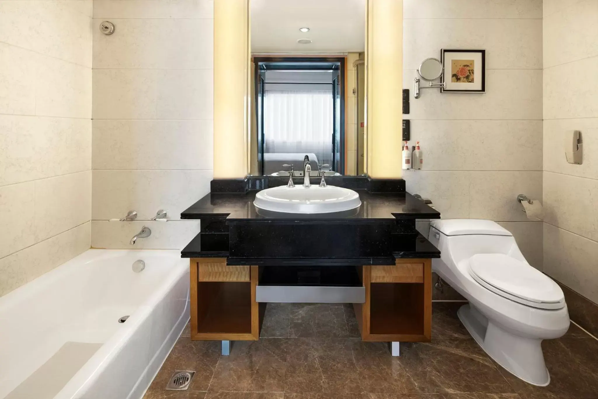 Photo of the whole room, Bathroom in Crowne Plaza Chengdu City Center, an IHG Hotel