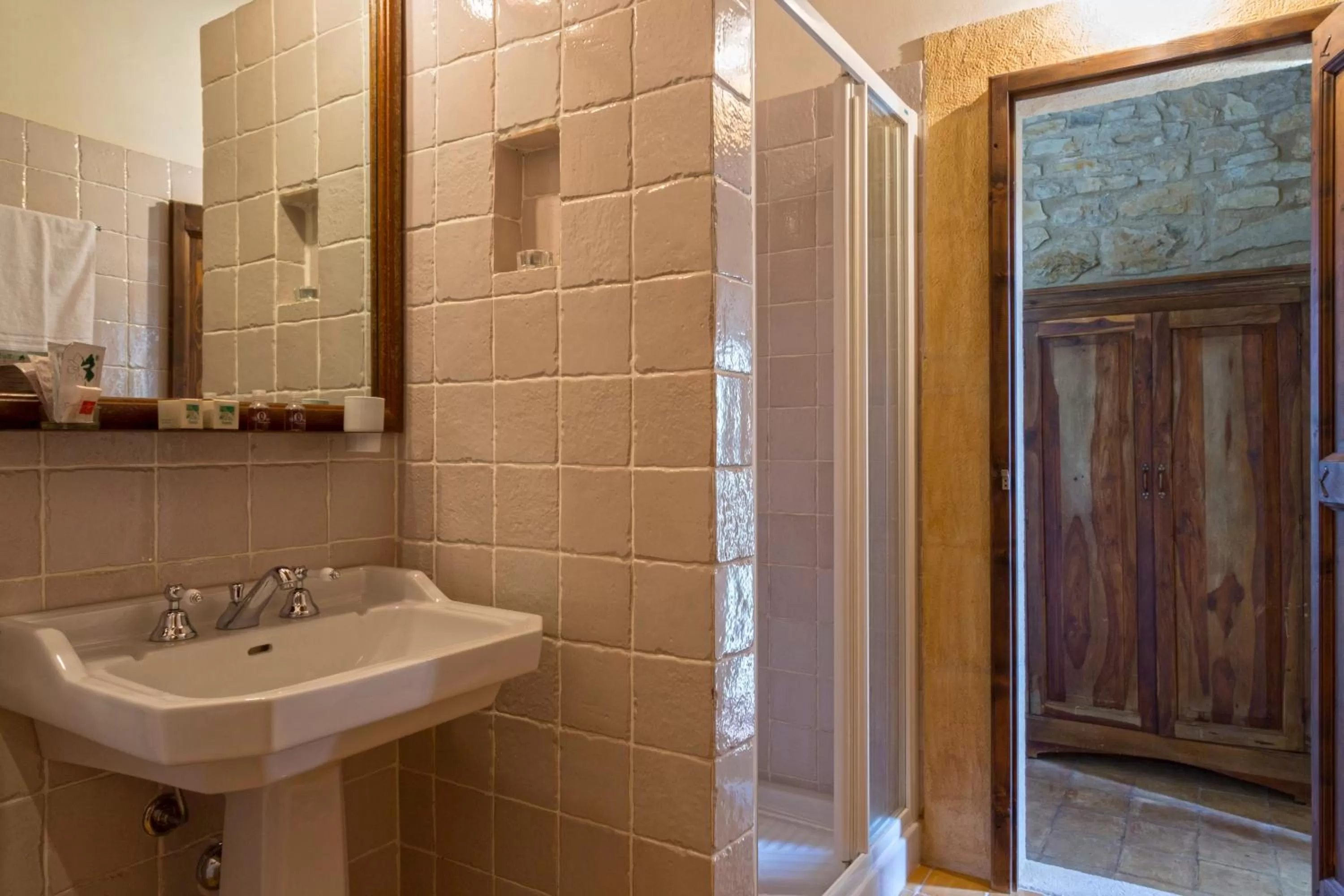 Bathroom in Masseria Fortificata Lo Zafferaneto