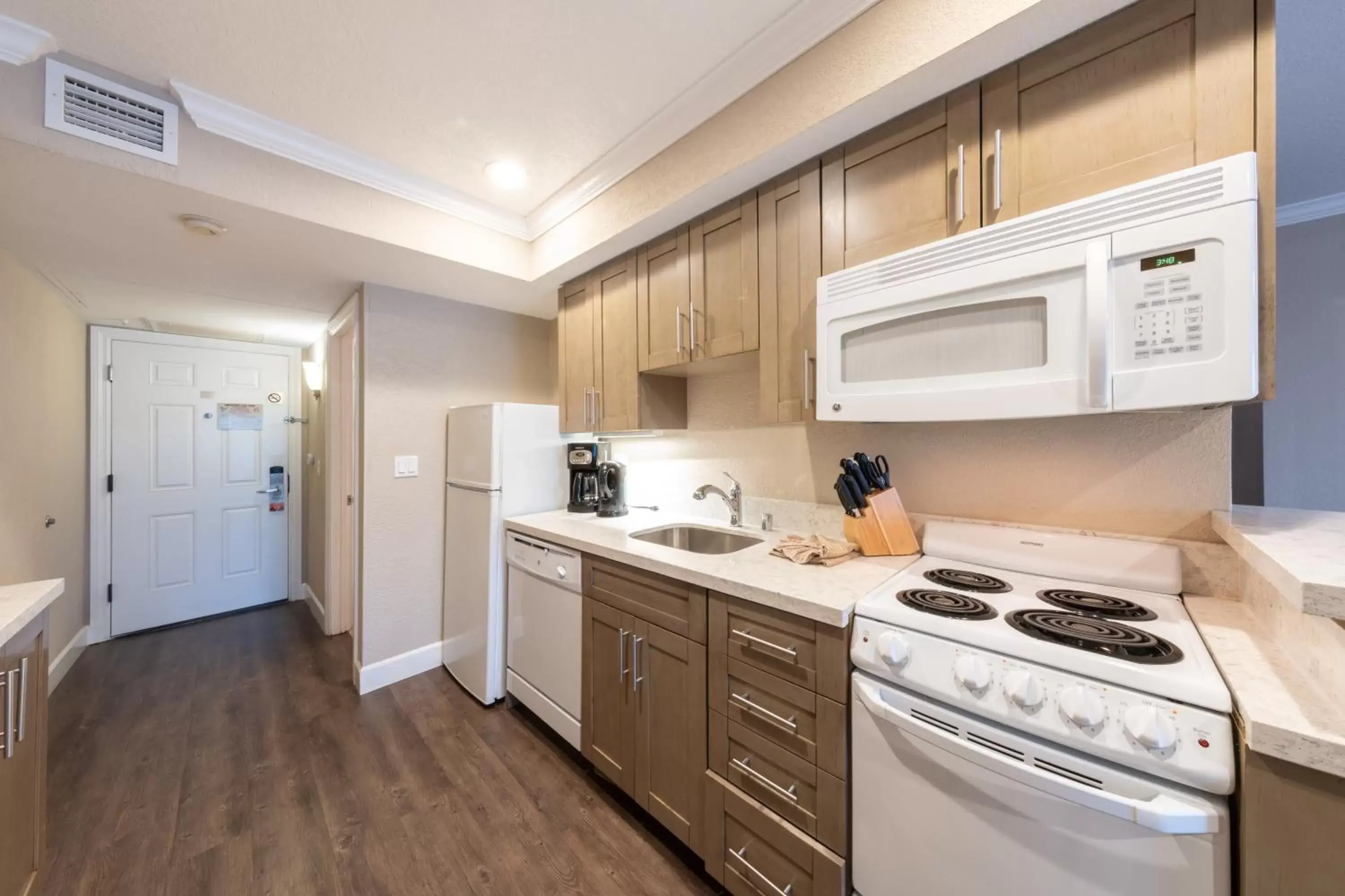 Kitchen or kitchenette, Kitchen/Kitchenette in Carlsbad Inn Beach Resort