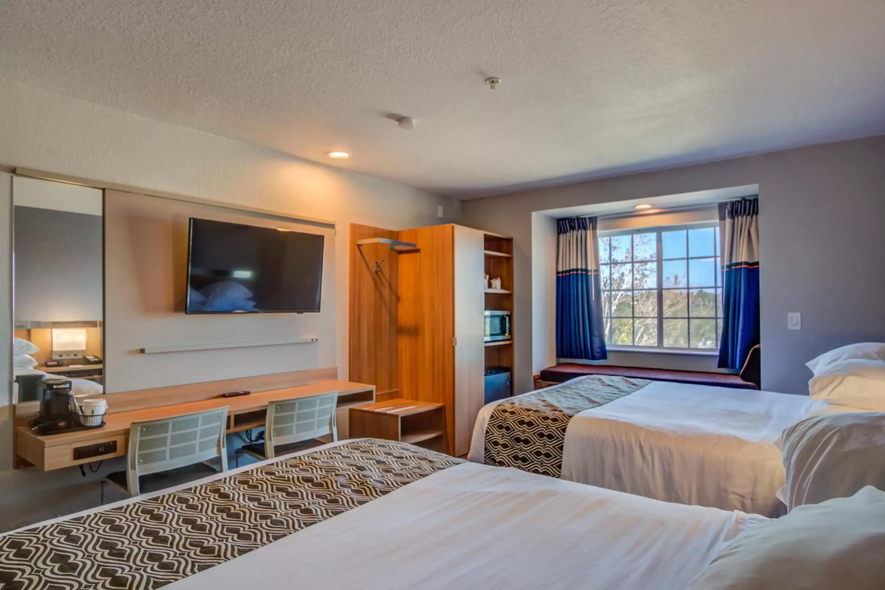 TV and multimedia, Bed in Microtel Inn and Suites - Zephyrhills