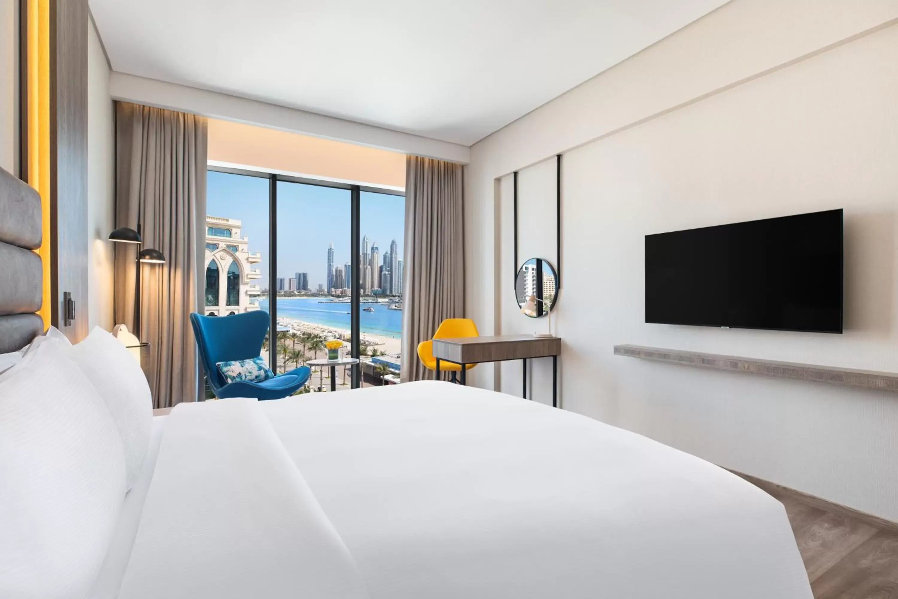 Bedroom, TV/Entertainment Center in voco Dubai The Palm, an IHG Hotel