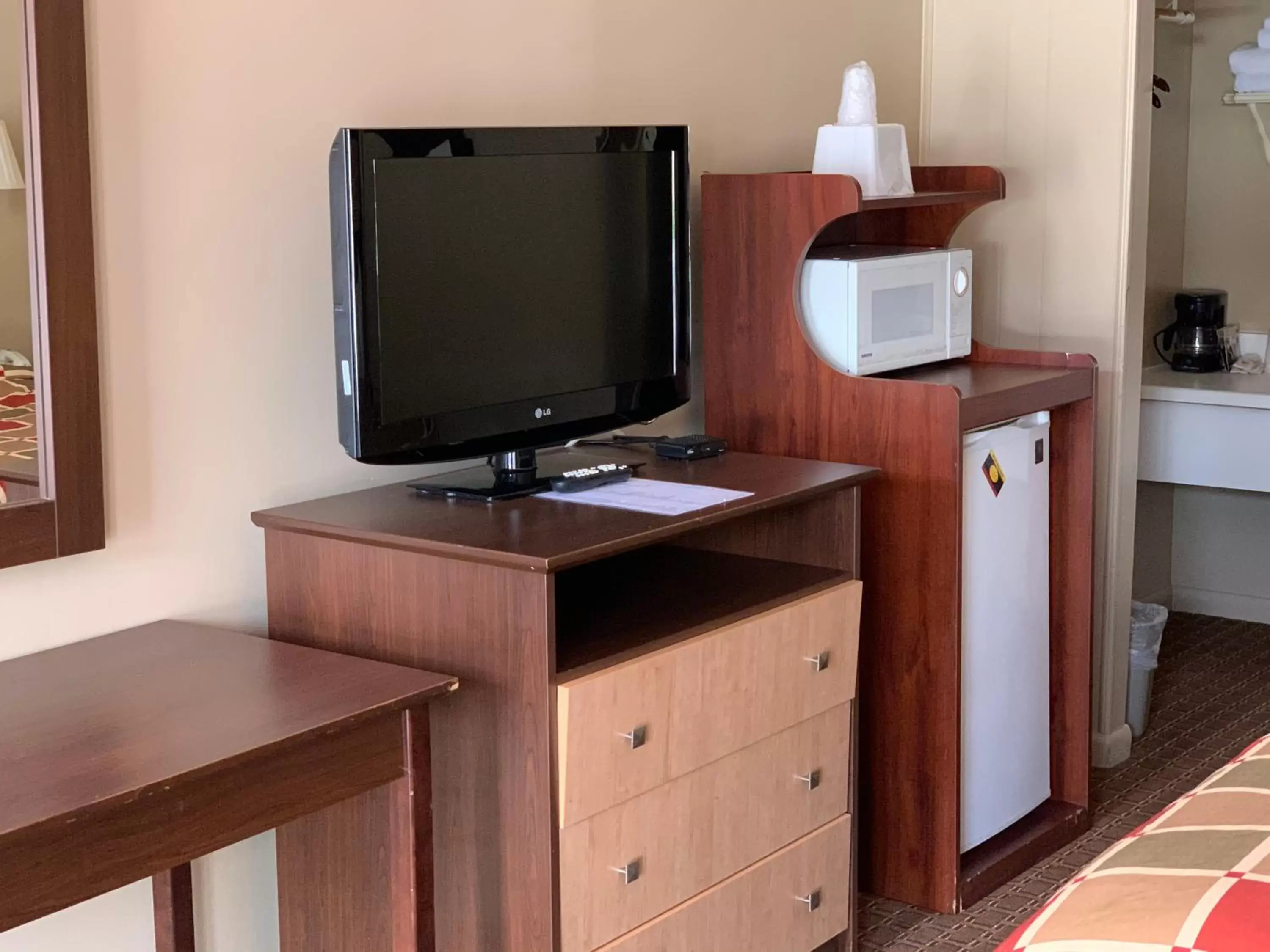 minibar, TV/Entertainment Center in Travelowes Motel - Maggie Valley