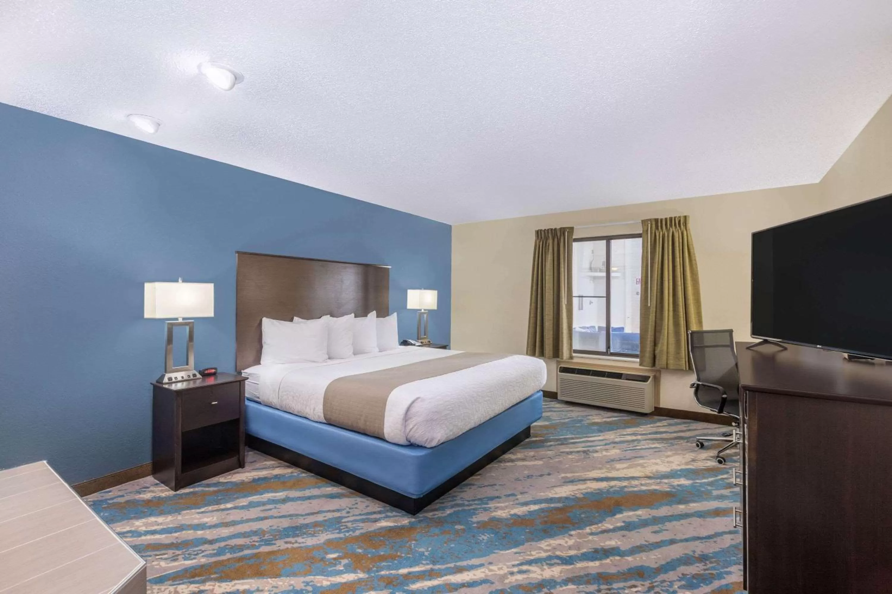 Photo of the whole room, Bed in AmericInn by Wyndham Prairie du Chien