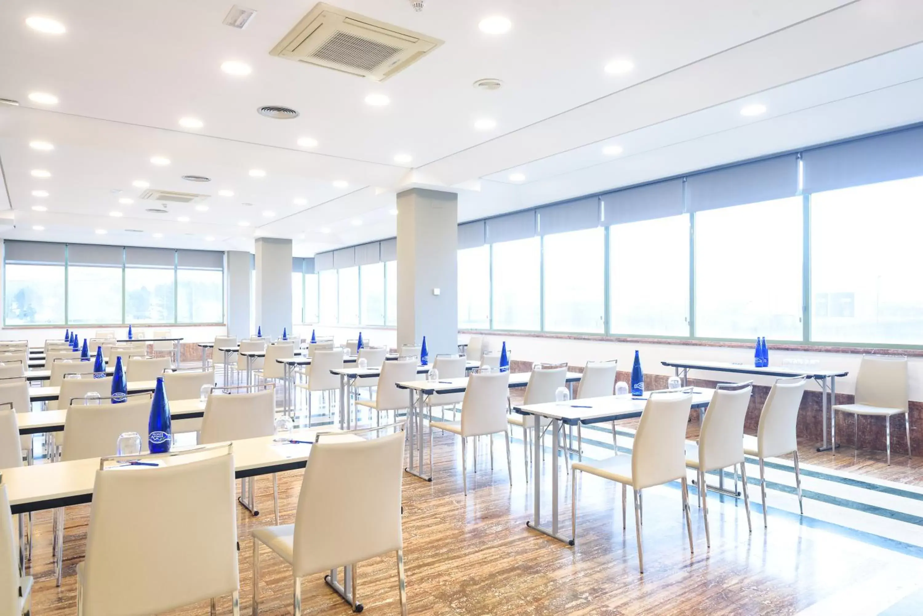 Meeting/conference room, Restaurant/Places to Eat in Hotel Guadalajara & Conference Center Affiliated by Meliá