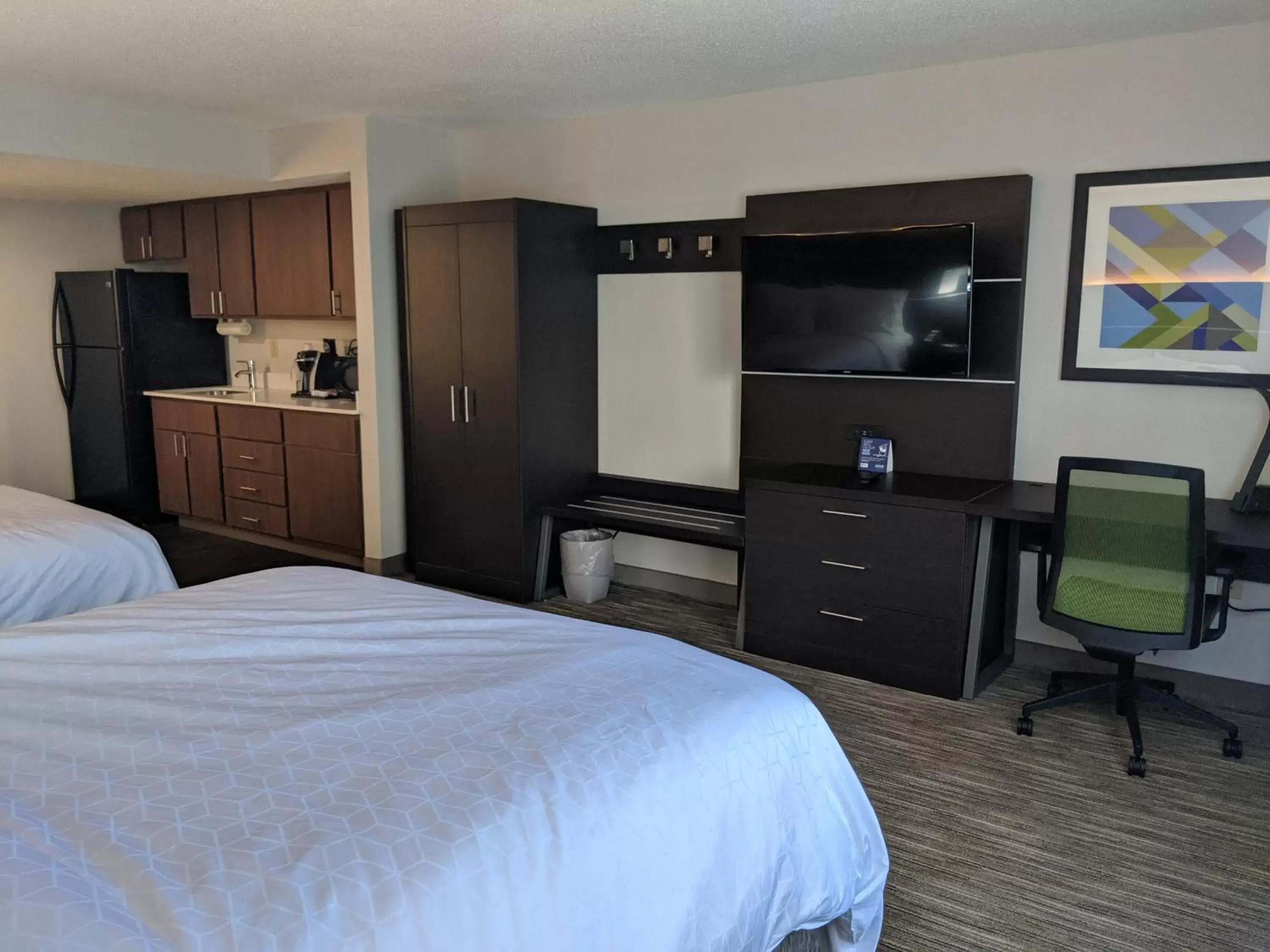 Kitchen or kitchenette, TV/Entertainment Center in Holiday Inn Express & Suites Charlotte-Concord-I-85, an IHG Hotel
