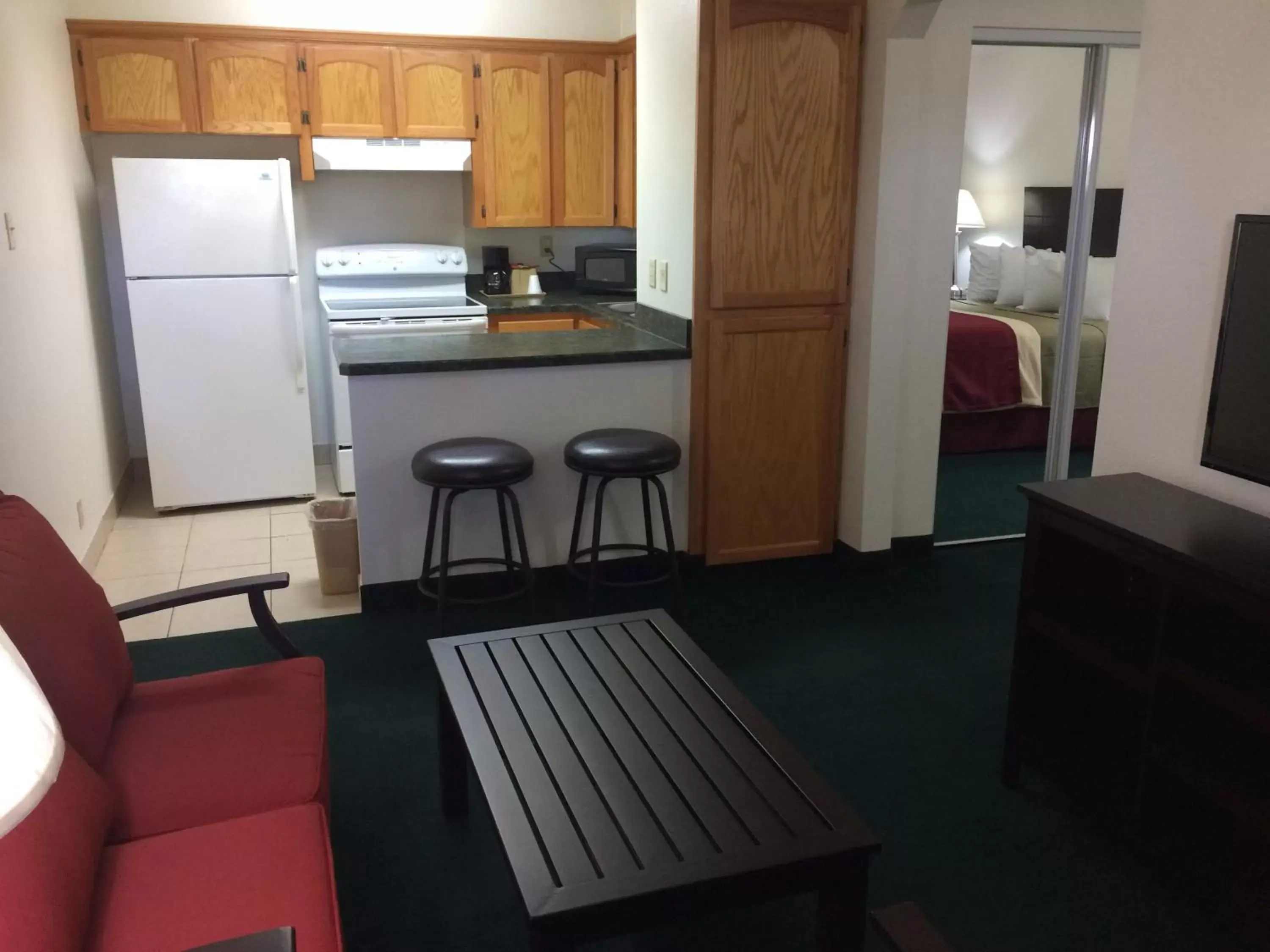 Kitchen/Kitchenette in Travel Inn & Suites Atlanta Texas