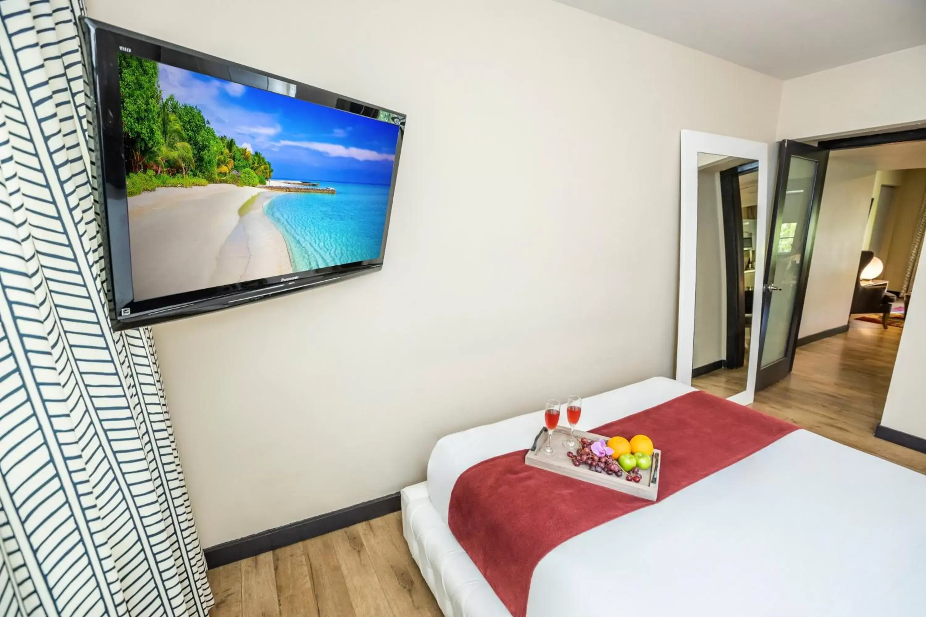 Bedroom, TV/Entertainment Center in Metropole Suites South Beach