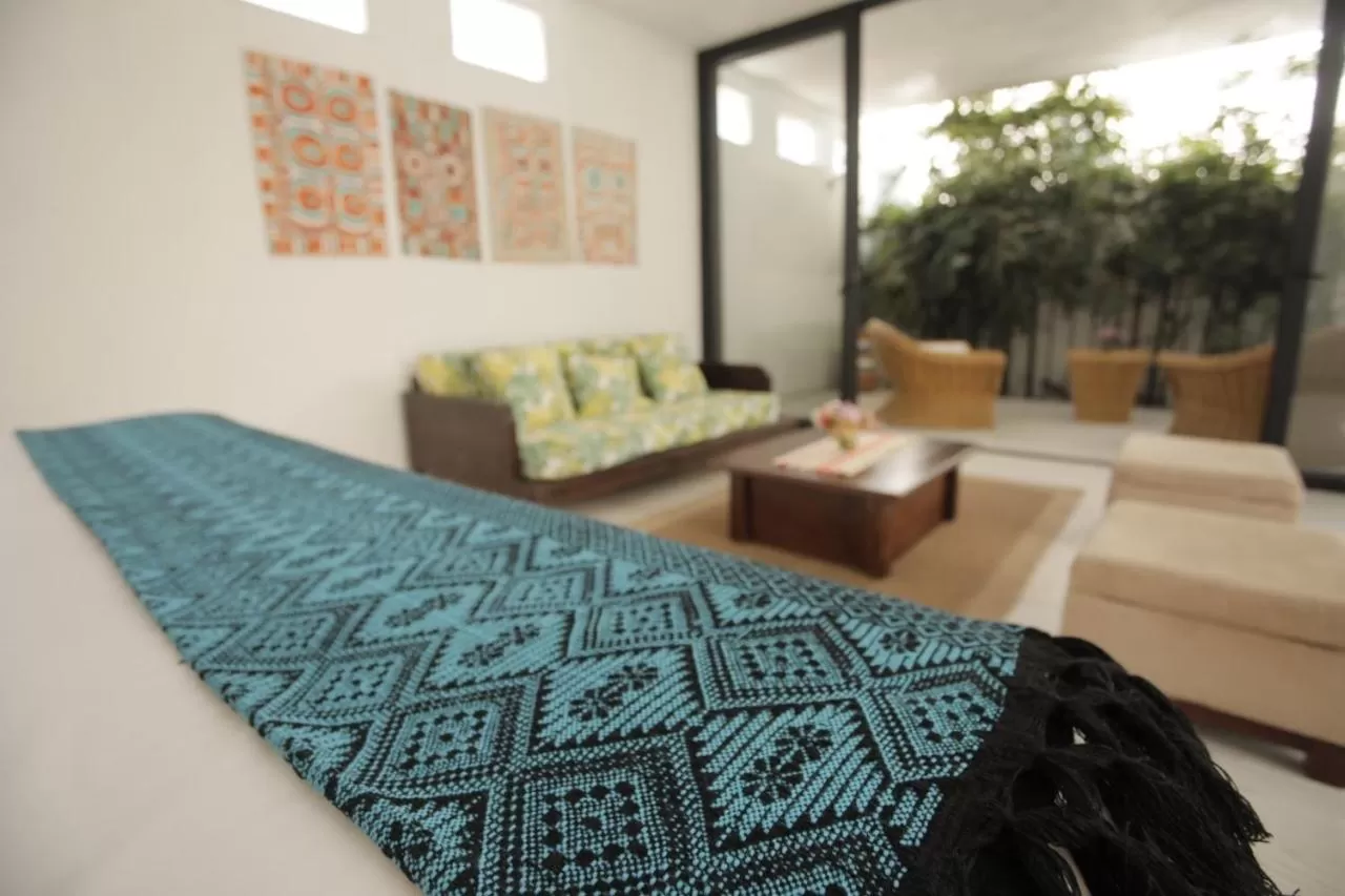 Living room in Hotel La Casa de los Árboles Immersive Experience