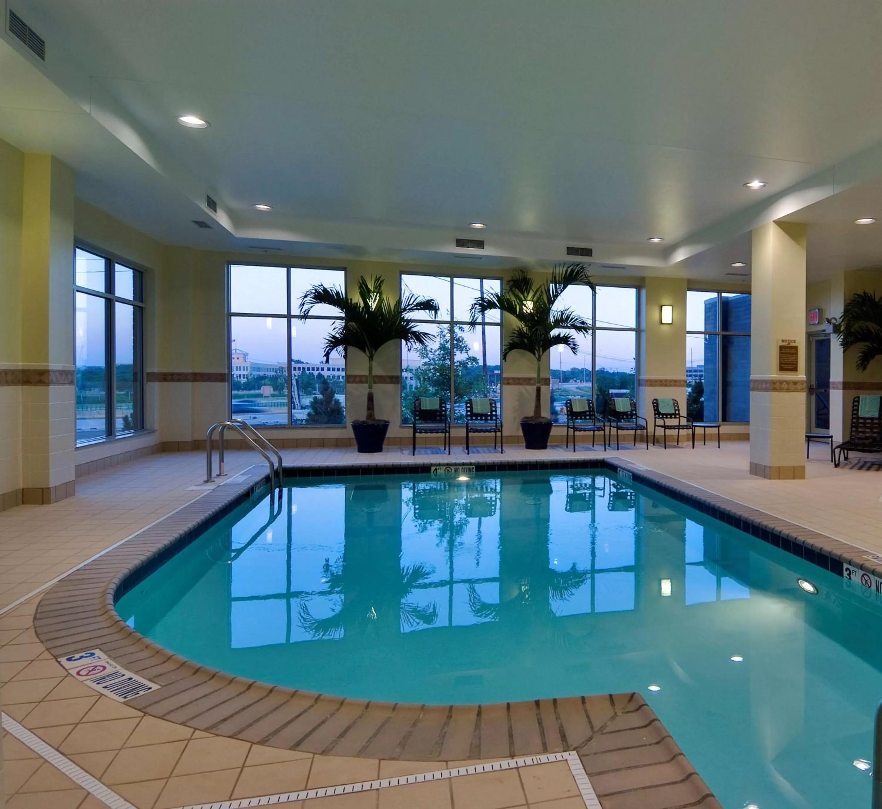 Swimming pool in Hilton Garden Inn Lake Forest Mettawa