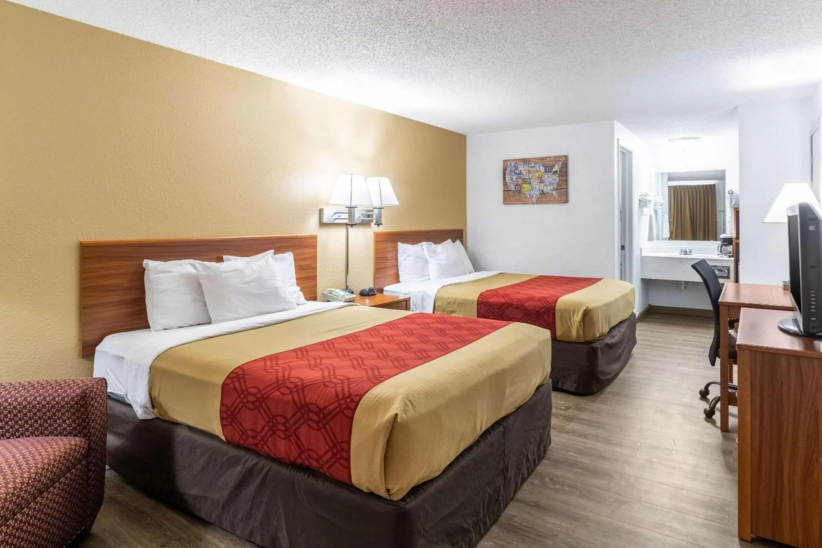 Photo of the whole room, Bed in Econo Lodge Miles City