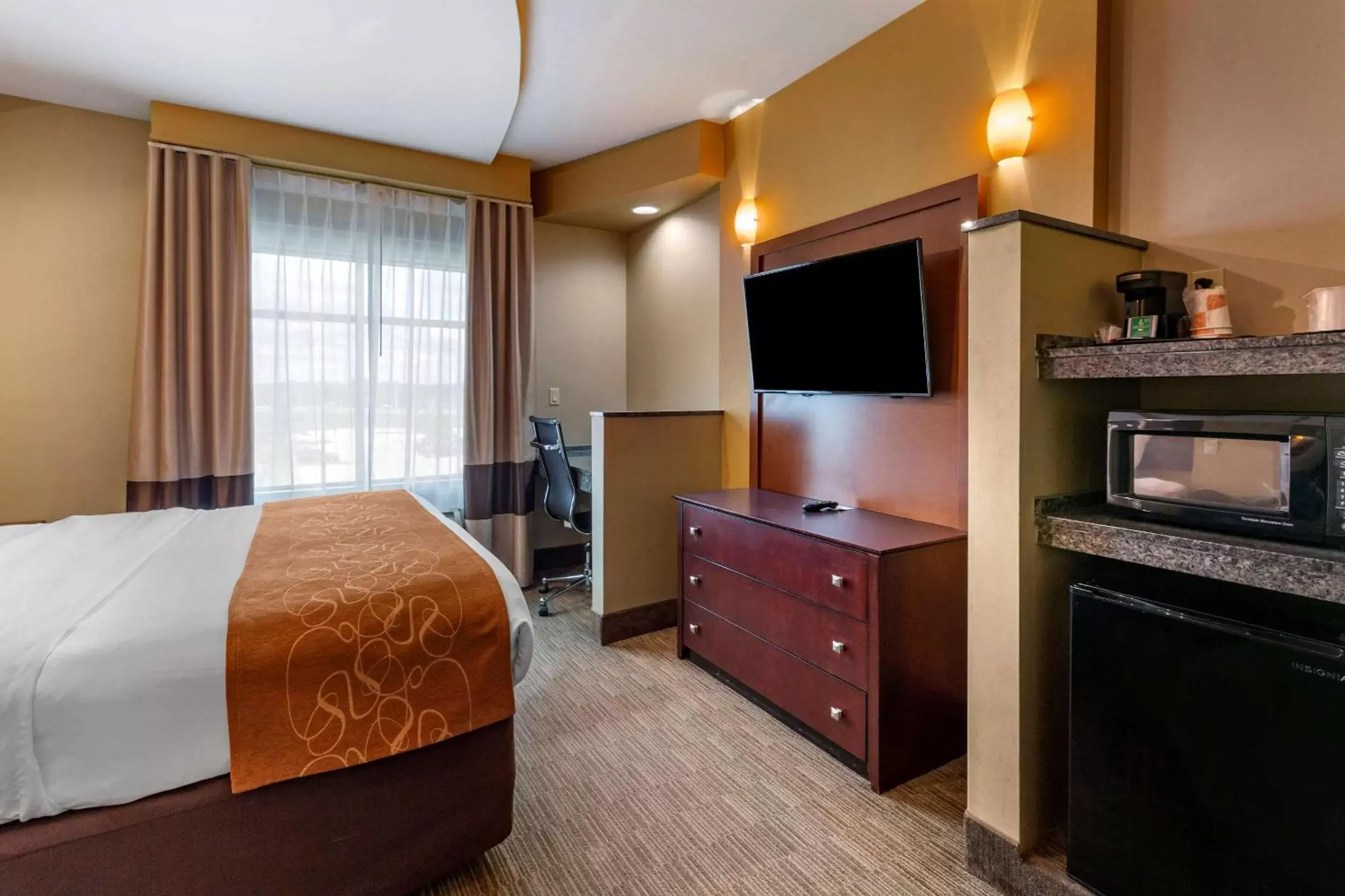 Bedroom, TV/Entertainment Center in Comfort Suites Perrysburg