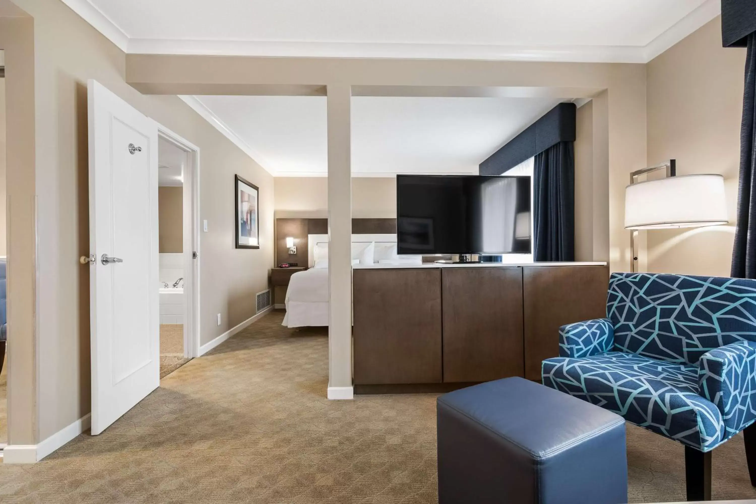 Living room, Seating Area in Best Western Plus Columbia River Hotel