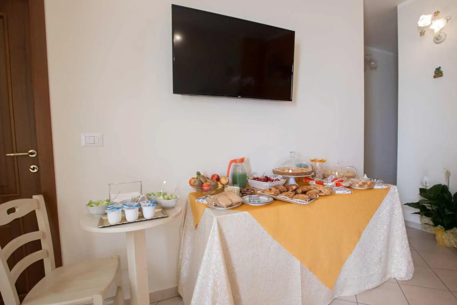 Italian breakfast in B&B Le due gioie