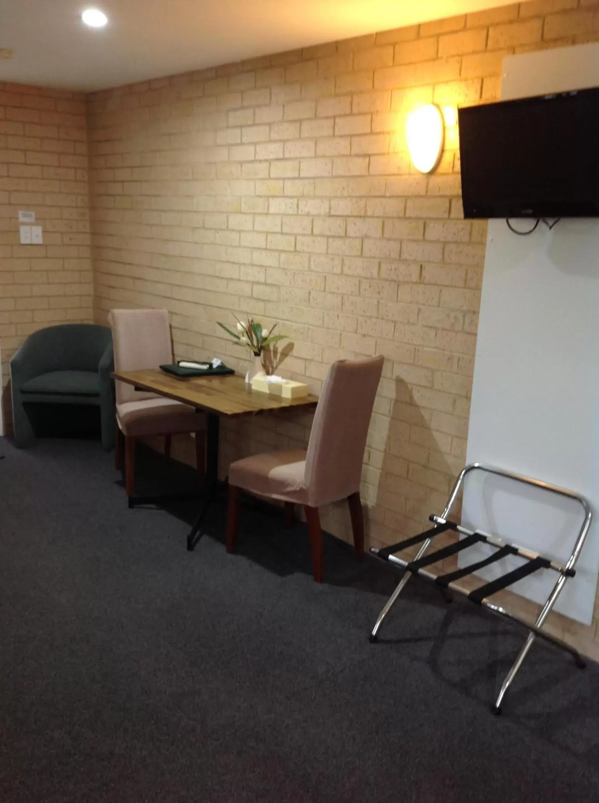 Photo of the whole room, TV/Entertainment Center in Avlon Gardens Motel