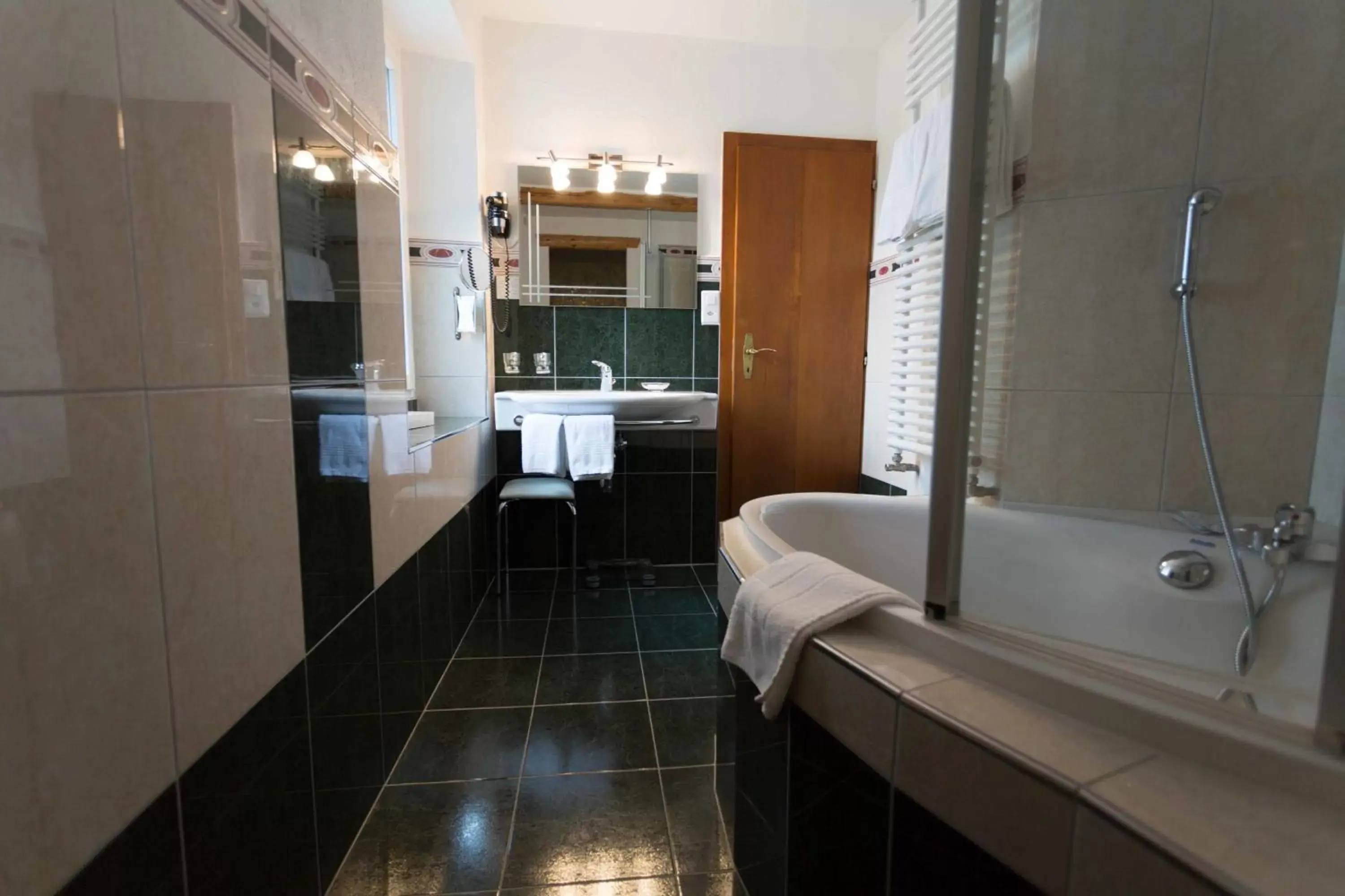 Shower, Bathroom in HOTEL de la Truite & SPA Le petit Nautilus