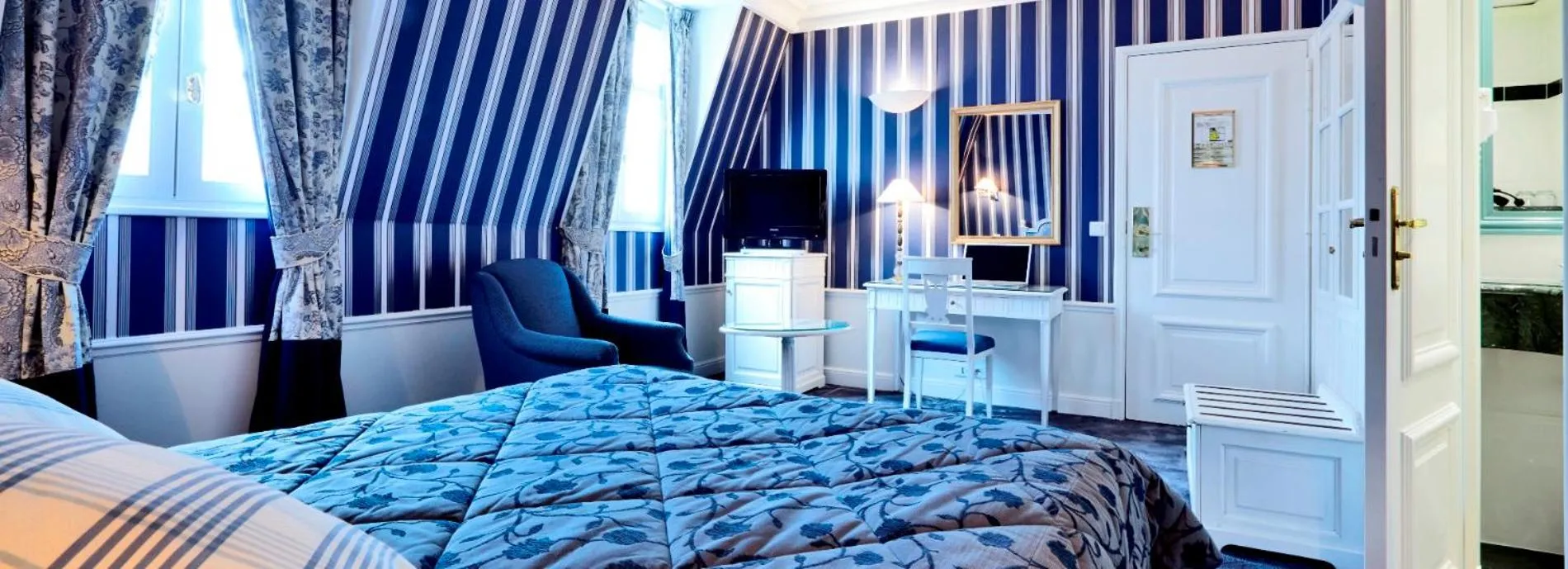 Bed in Golden Tulip Washington Opera