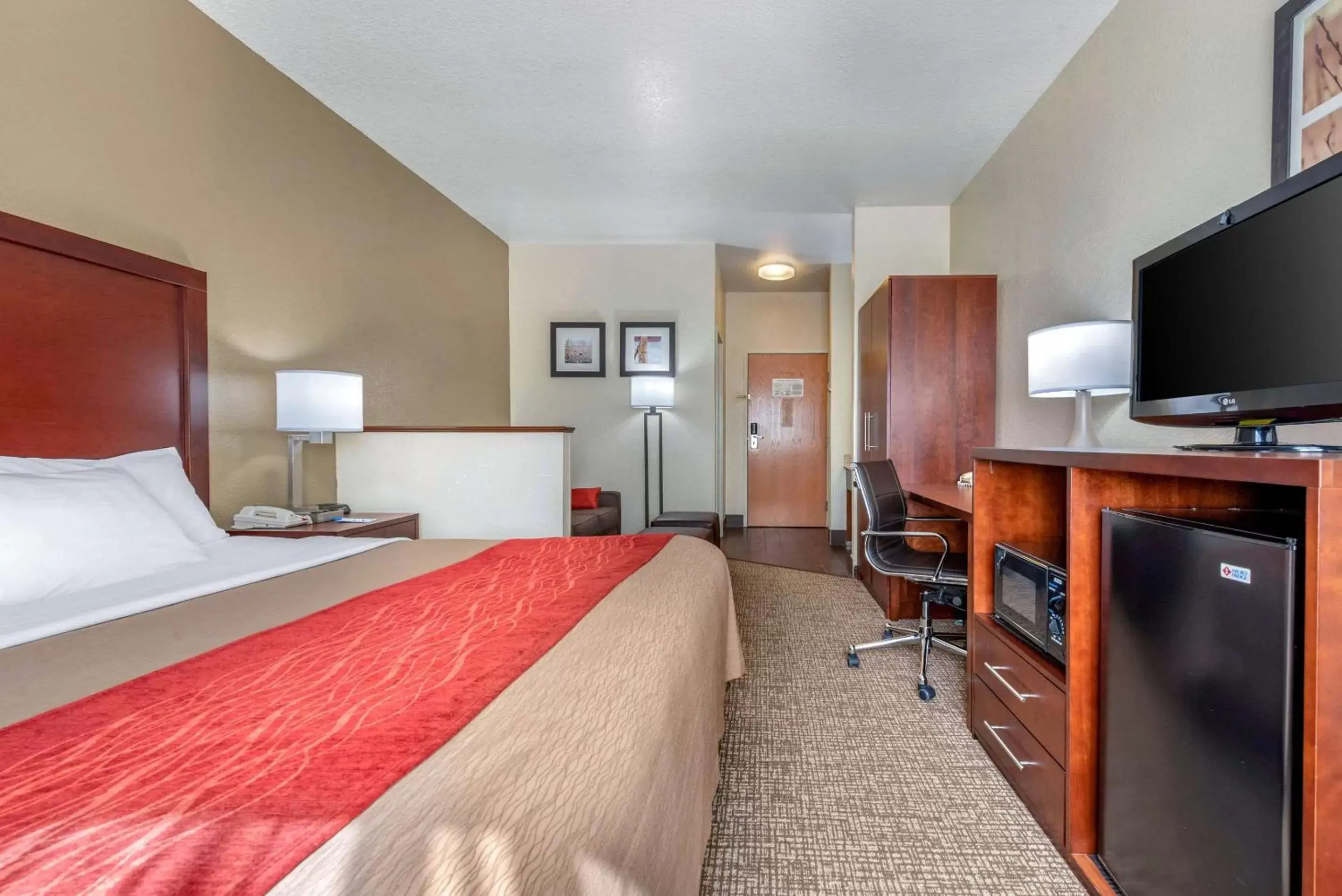 Photo of the whole room, TV/Entertainment Center in Comfort Inn Fremont