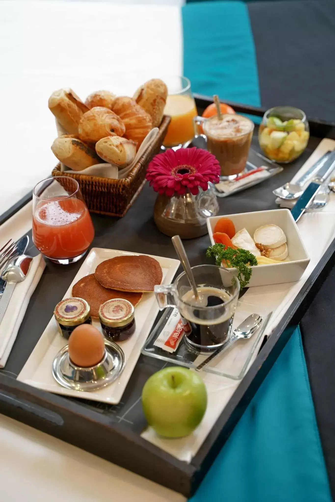 Bed in L'Empire Paris - Louvre Bed in L'Empire Paris - Louvre