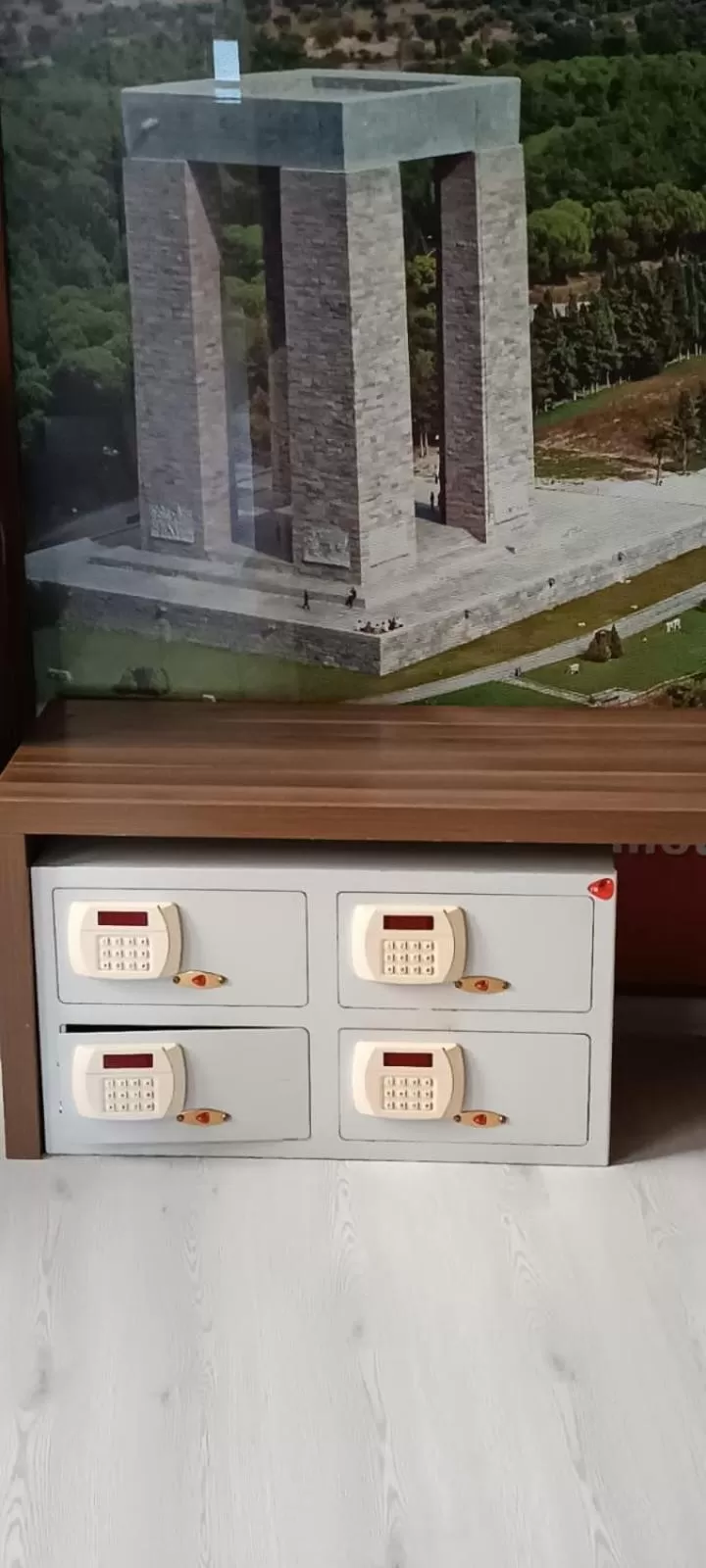 safe in Hotel Crowded House