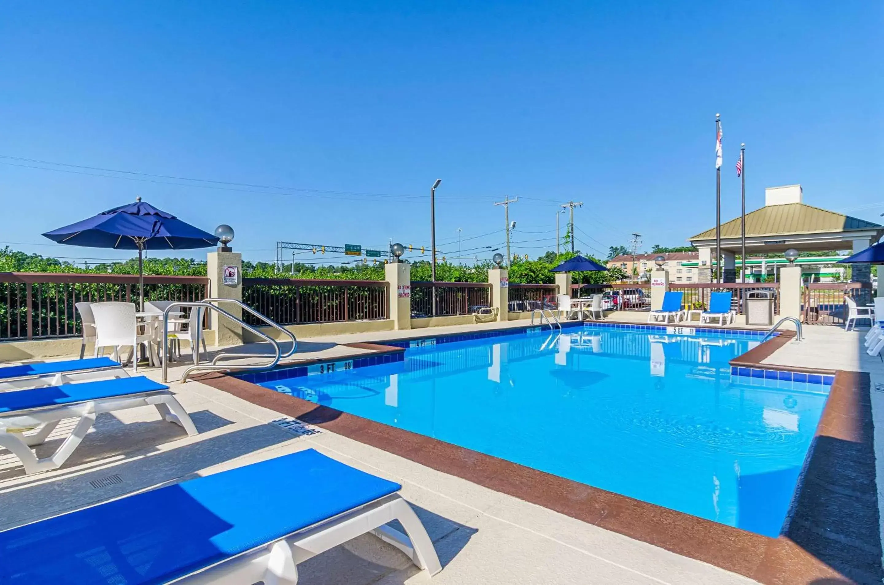 On site, Swimming Pool in Comfort Inn & Suites Durham near Duke University