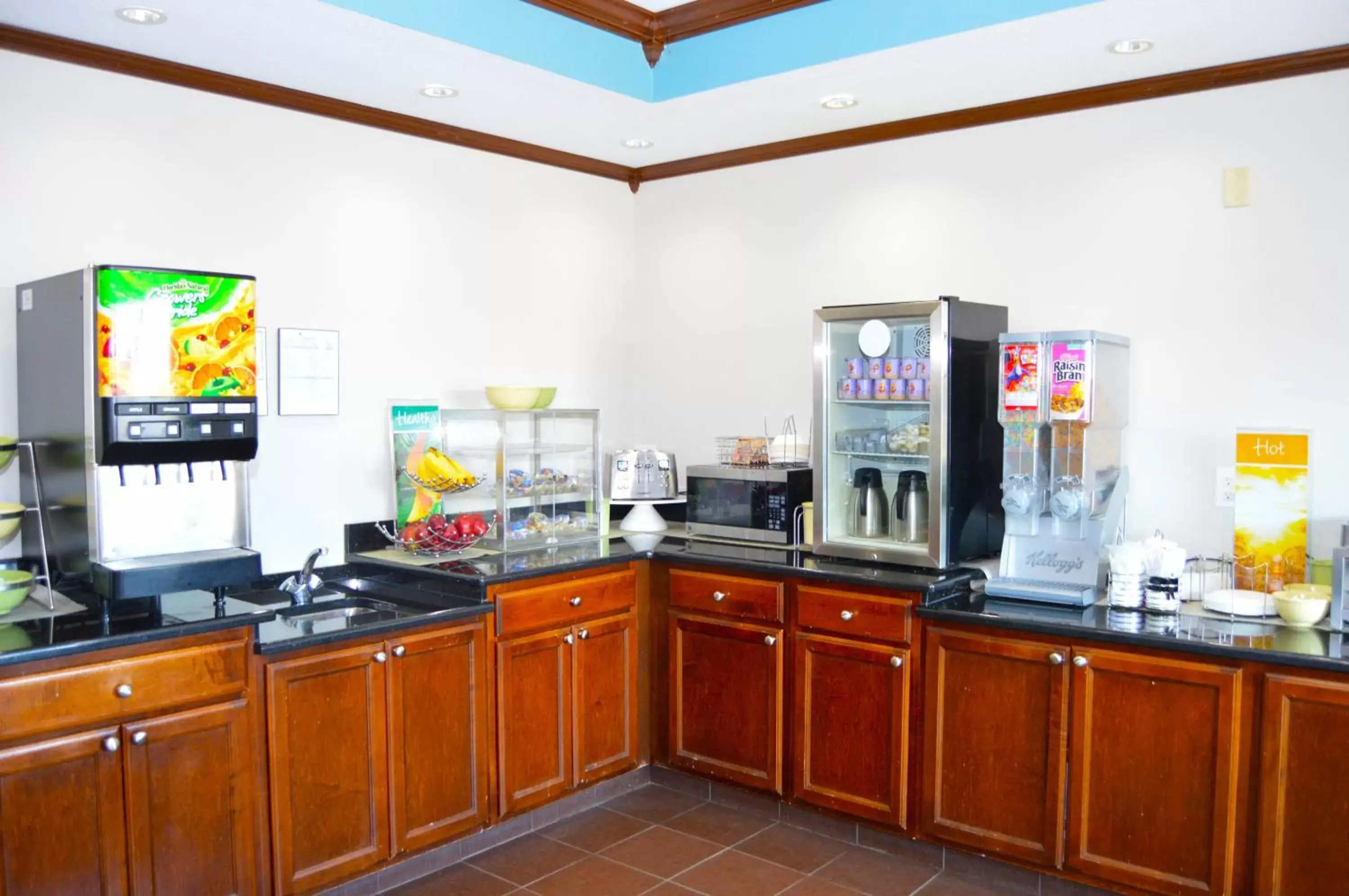 Coffee/tea facilities, Kitchen/Kitchenette in Quality Inn - Coralville