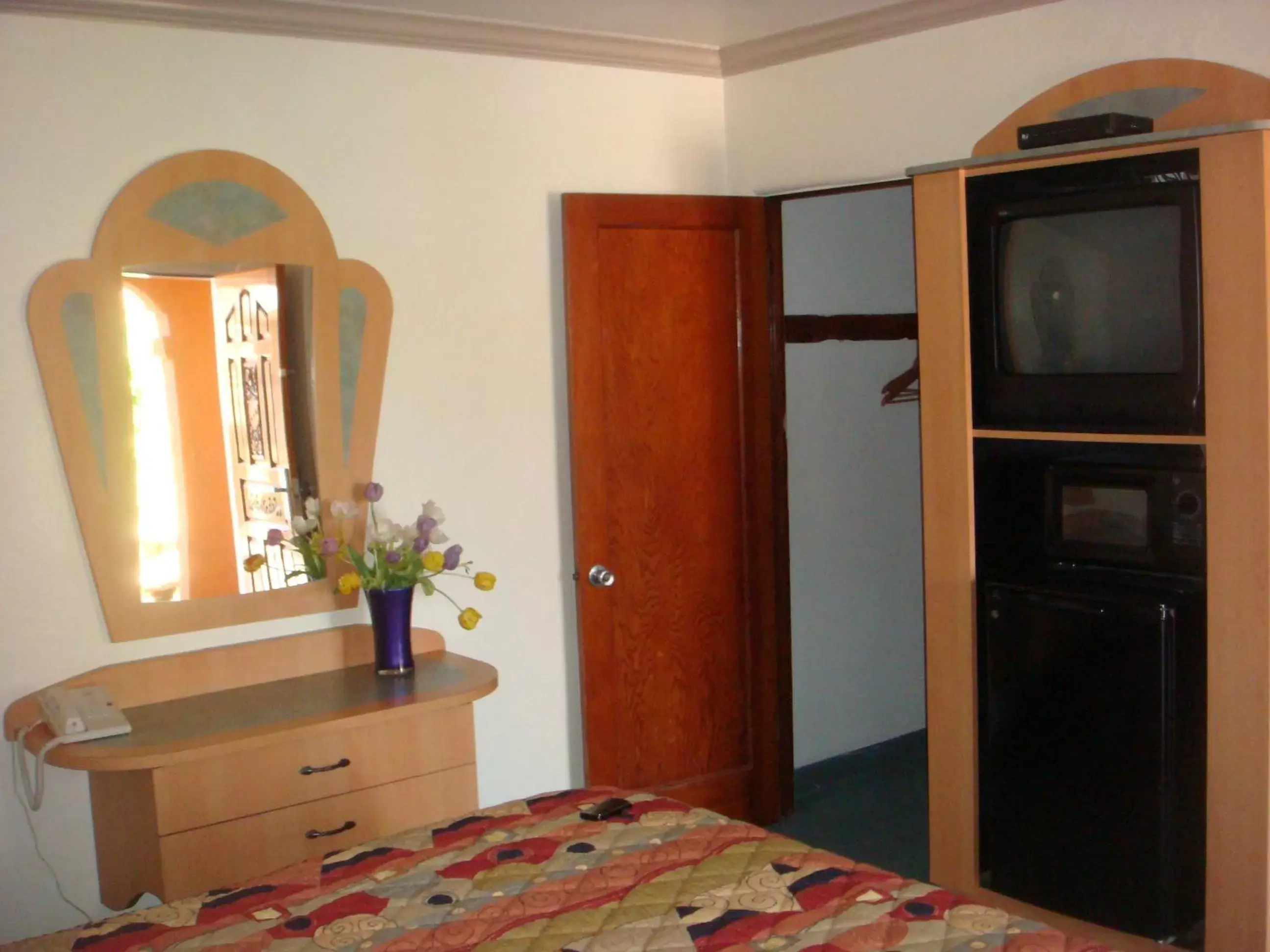 Bed, TV/Entertainment Center in Economy Inn Los Banos