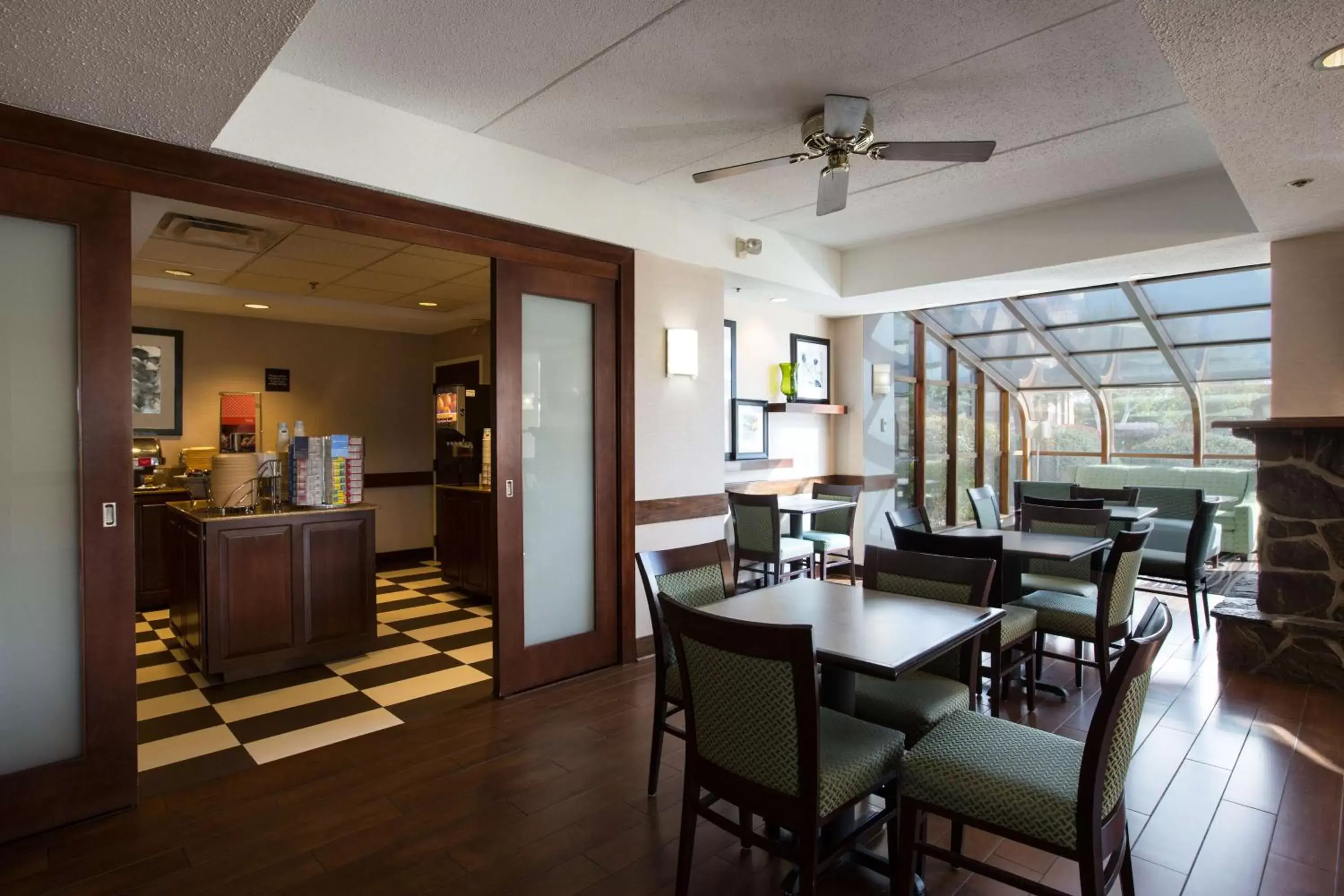Dining area, Restaurant/Places to Eat in Hampton Inn West Springfield