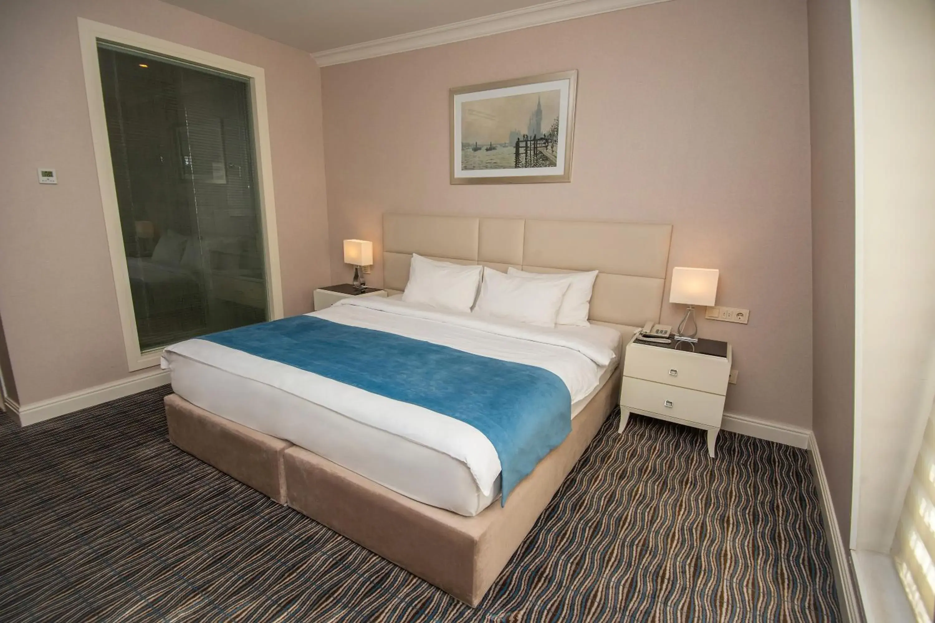 Bedroom, Bed in City Avenue Hotel Bedroom, Bed in City Avenue Hotel