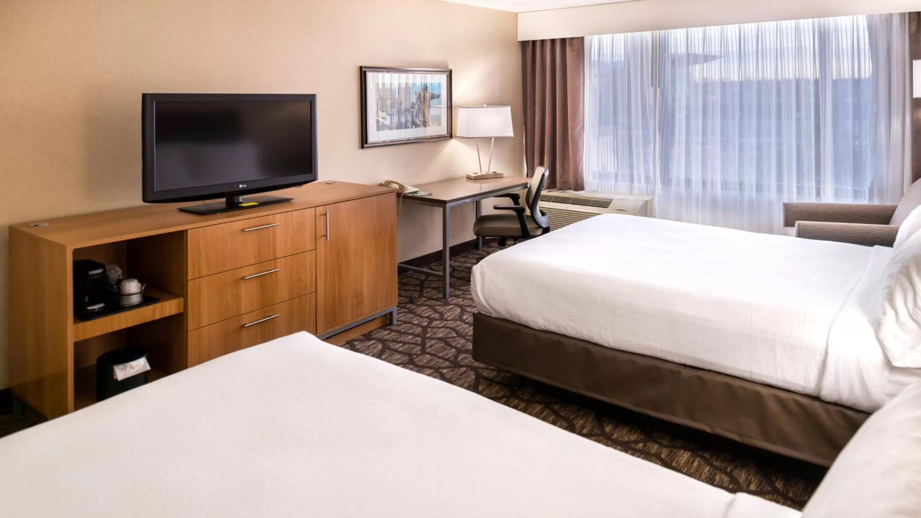 Photo of the whole room, Bed in Holiday Inn Hotel & Suites Warren by IHG