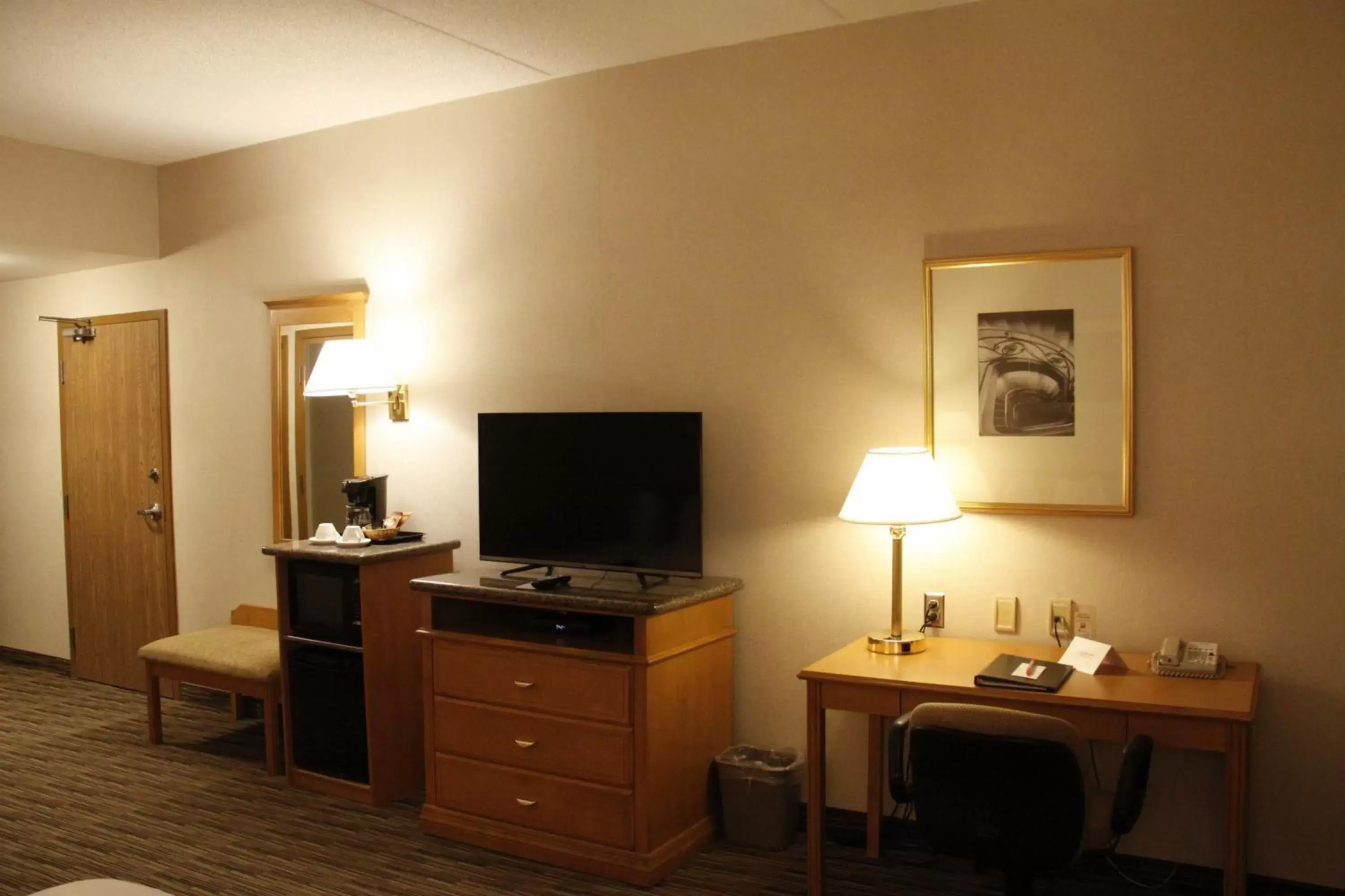 TV/Entertainment Center in Humphry Inn And Suites