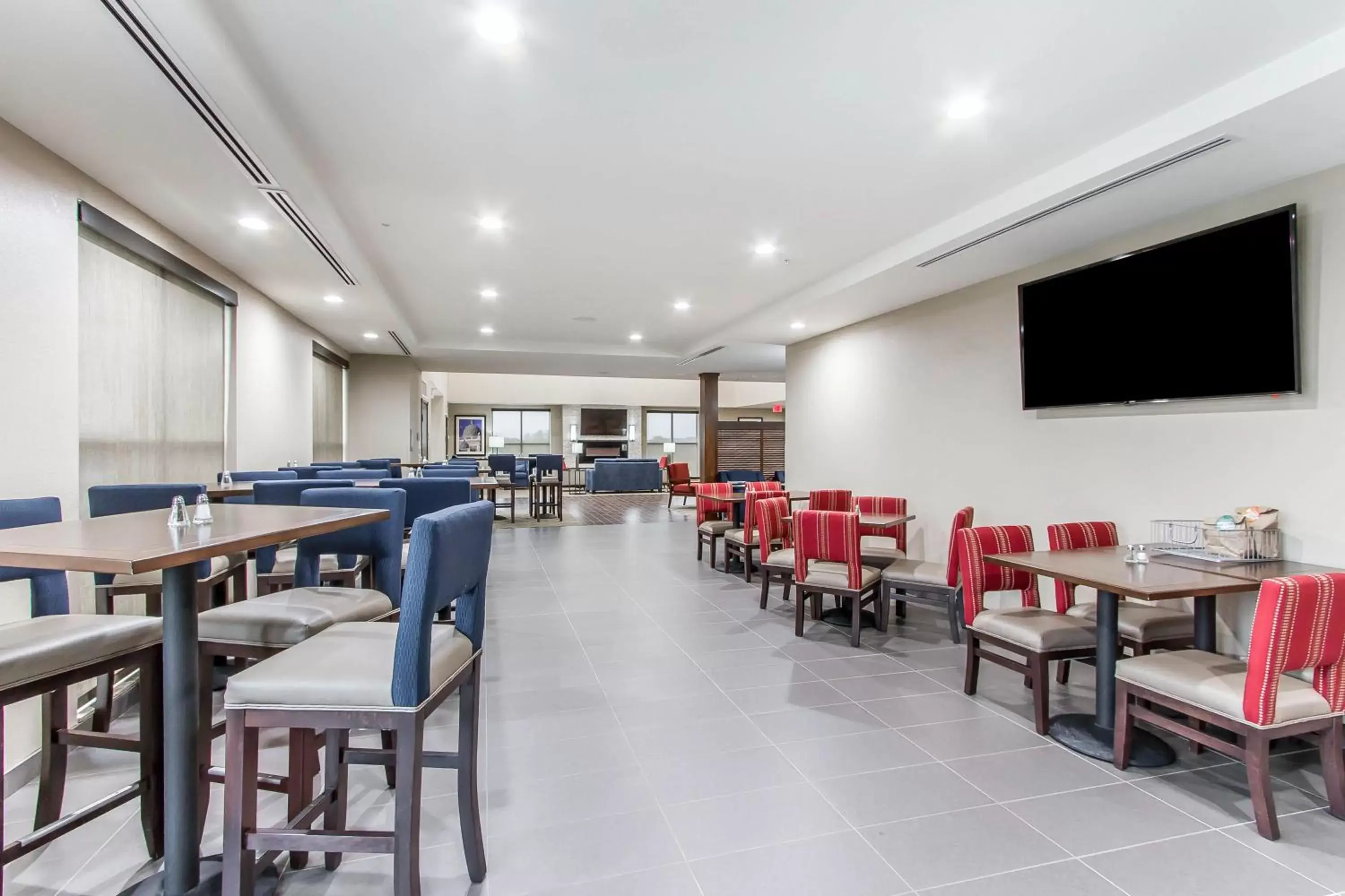Lobby or reception, Restaurant/Places to Eat in Comfort Suites West Omaha