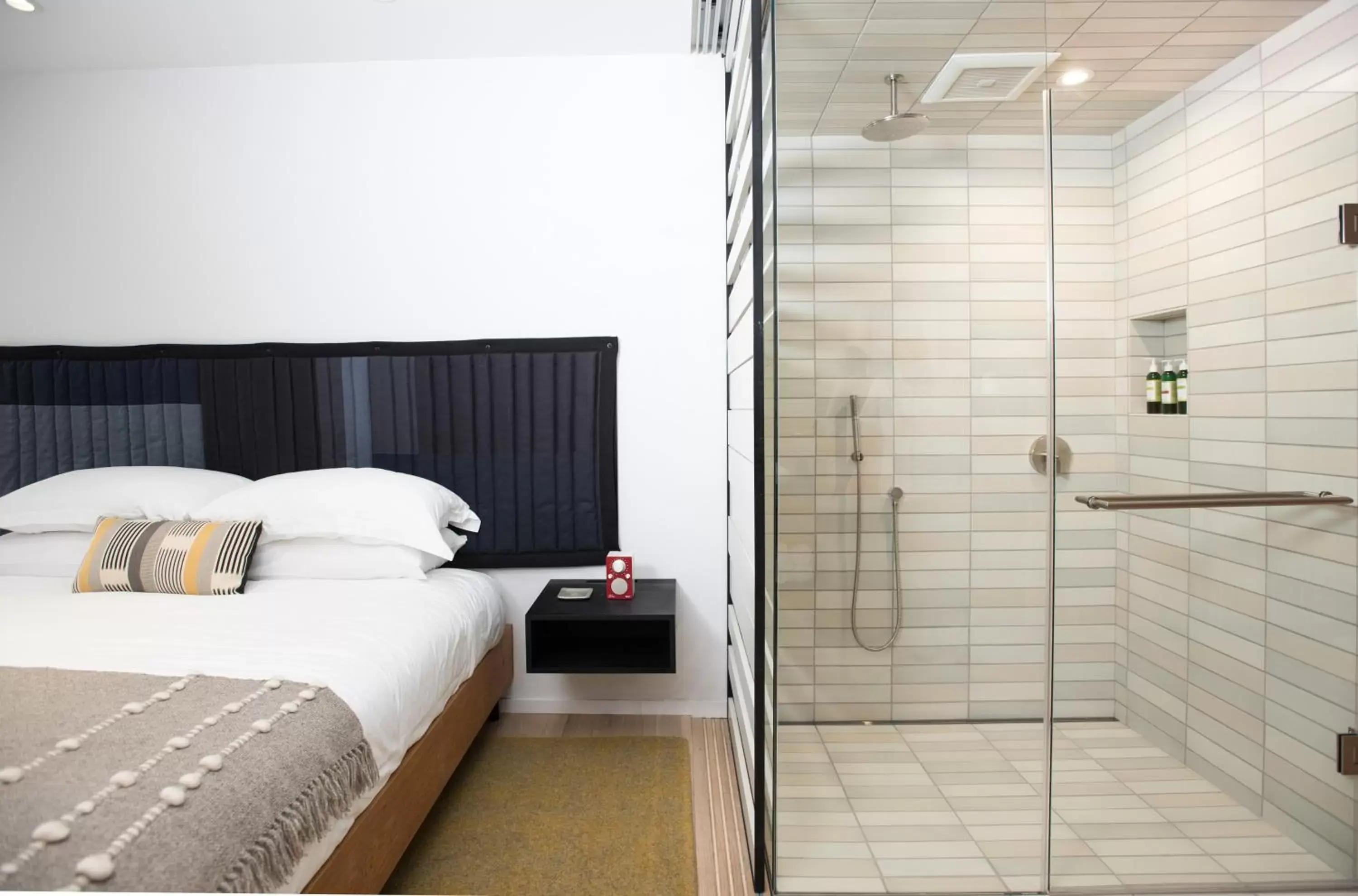 Shower, Bed in Harmon Guest House