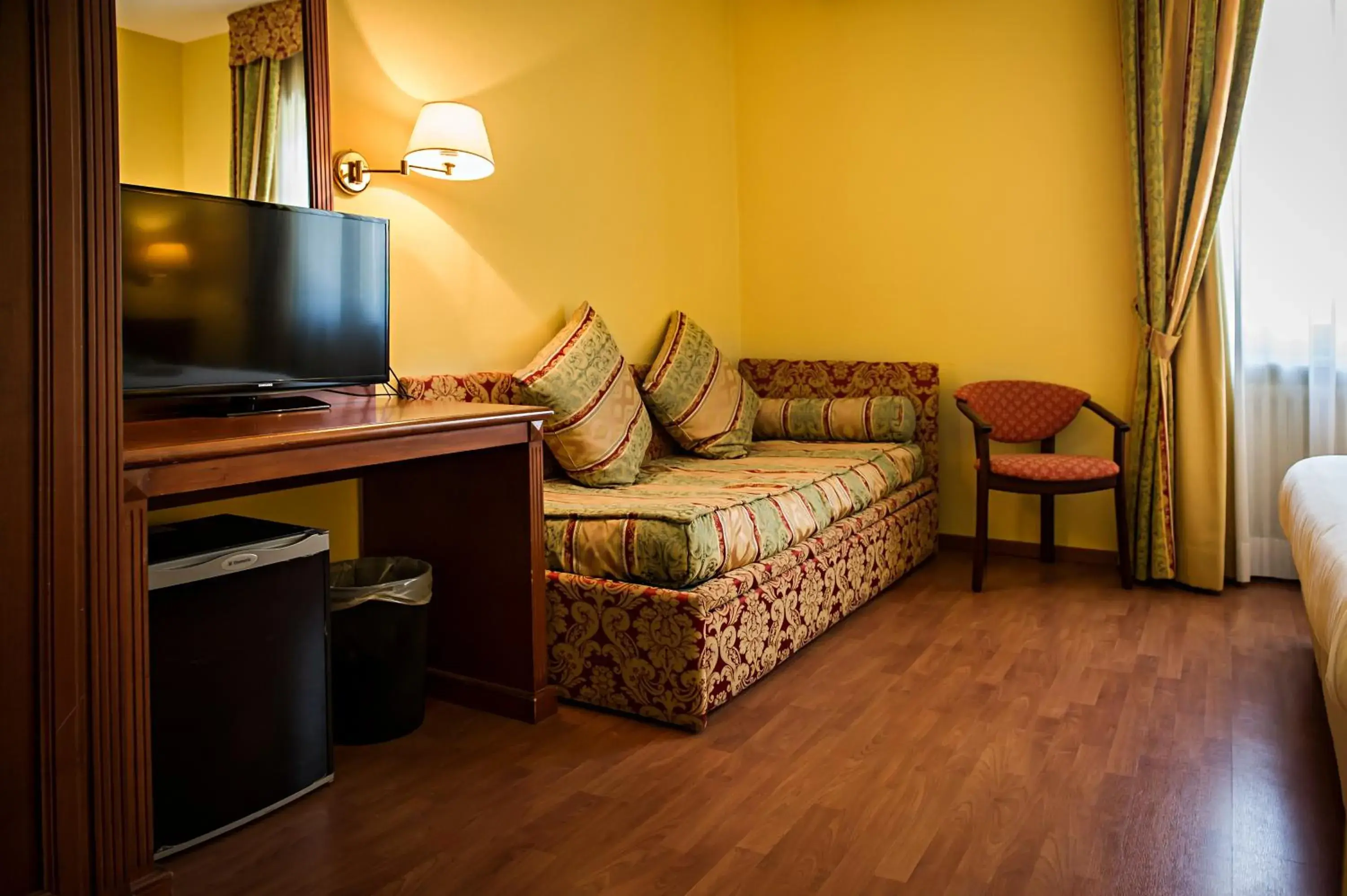 Bed, Seating Area in Hotel Cinzia Ristorante