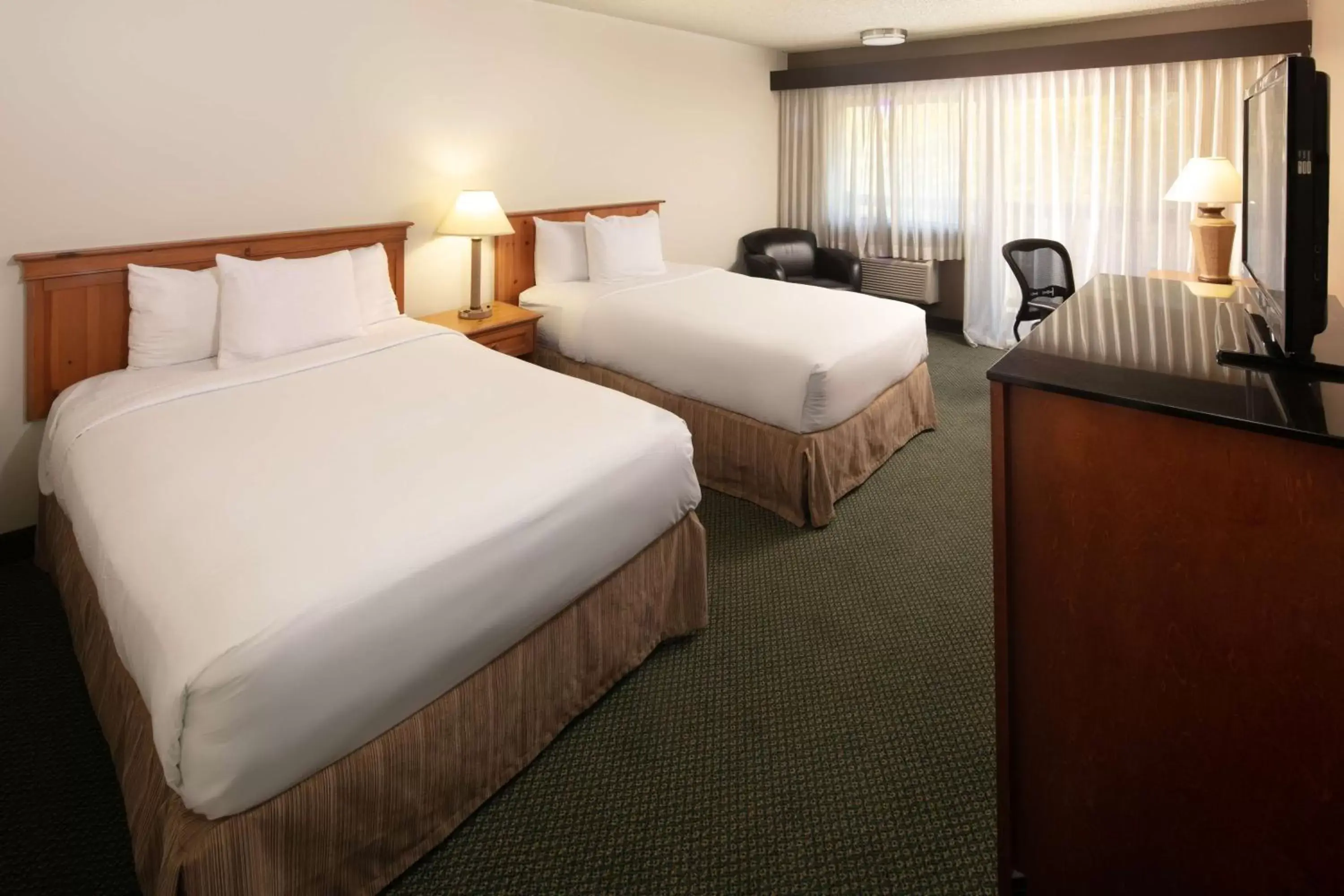 Bedroom, Bed in Red Lion Hotel Bellevue
