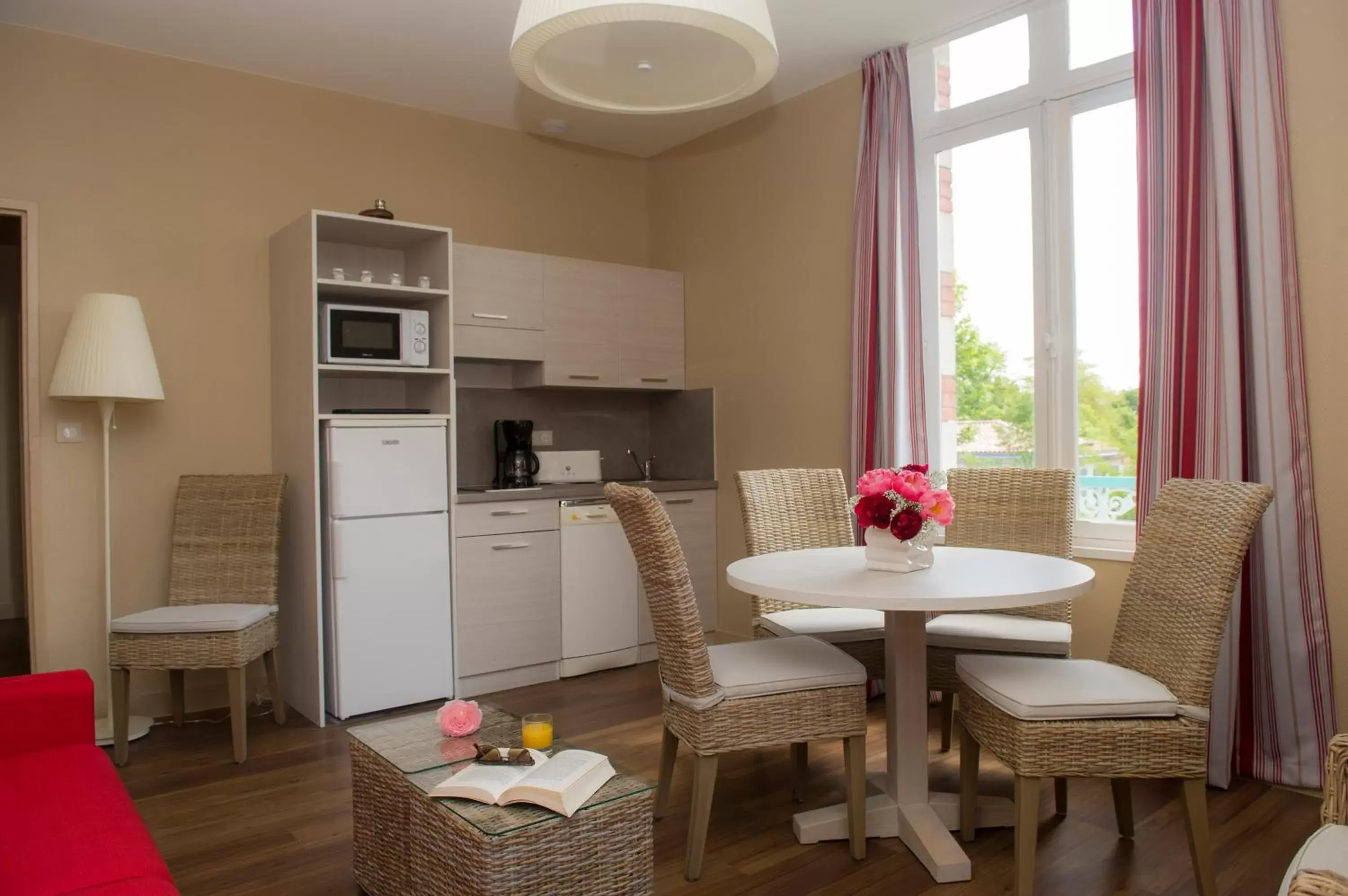 Kitchen or kitchenette, Dining Area in Résidence de Tourisme Vacances Bleues Villa Regina