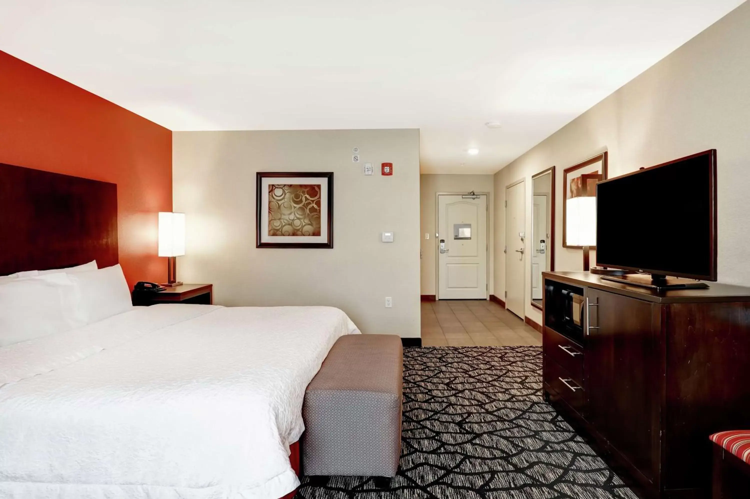 Bedroom, TV/Entertainment Center in Hampton Inn by Hilton Chilliwack