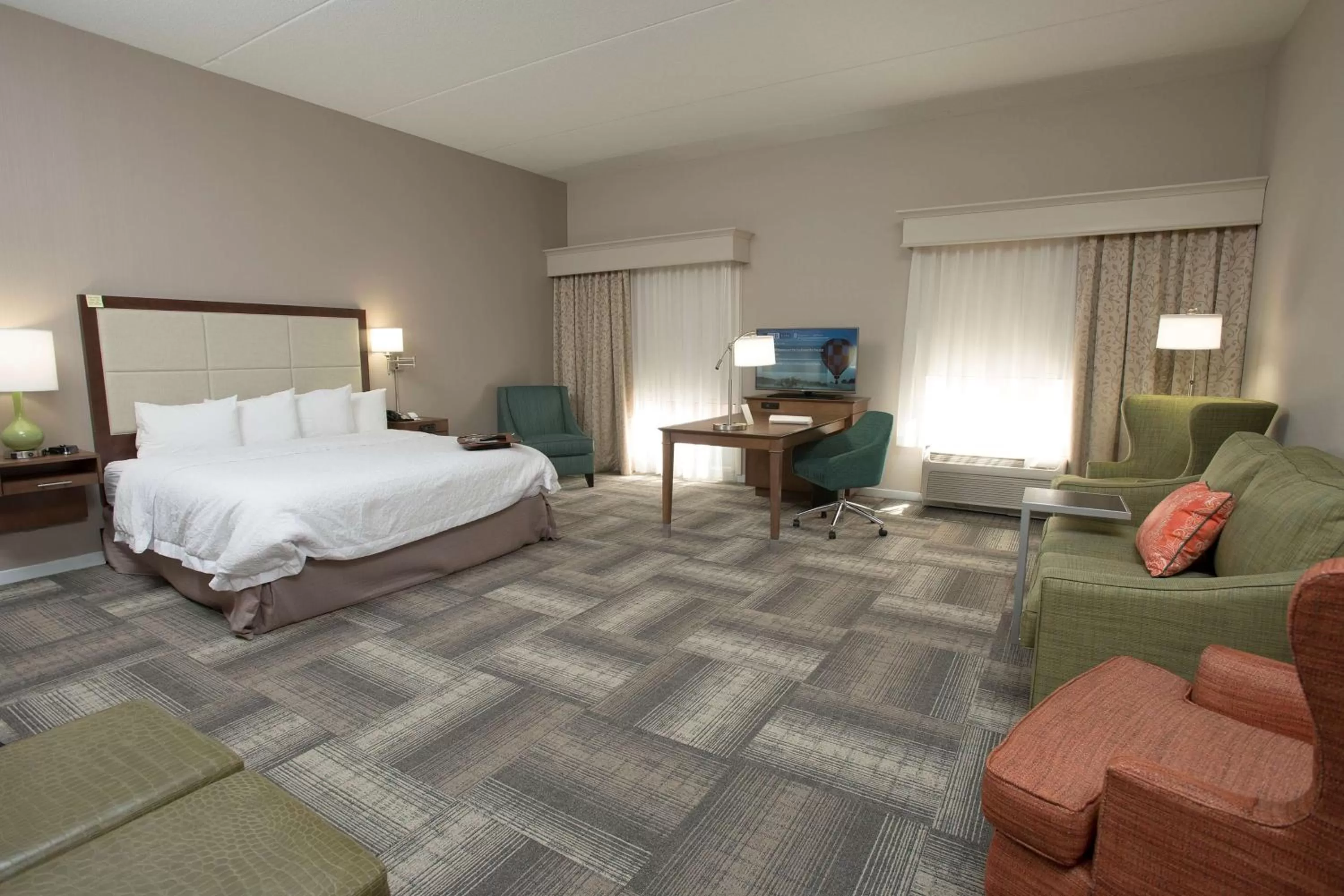 Bedroom, Bed in Hampton Inn & Suites Cincinnati-Union Centre